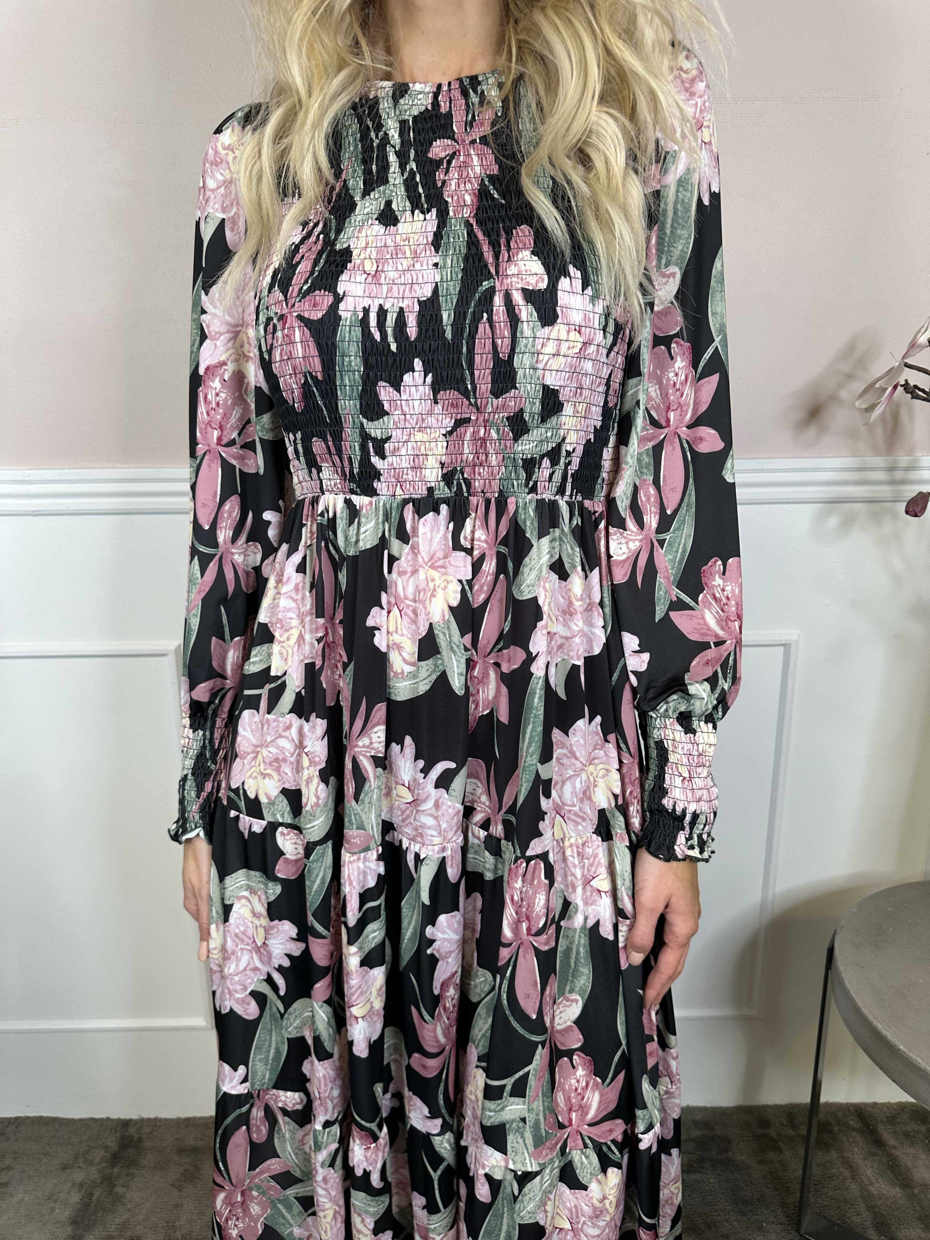 Kelly Flower Dress - Elastisk kjole med smock henover brystet