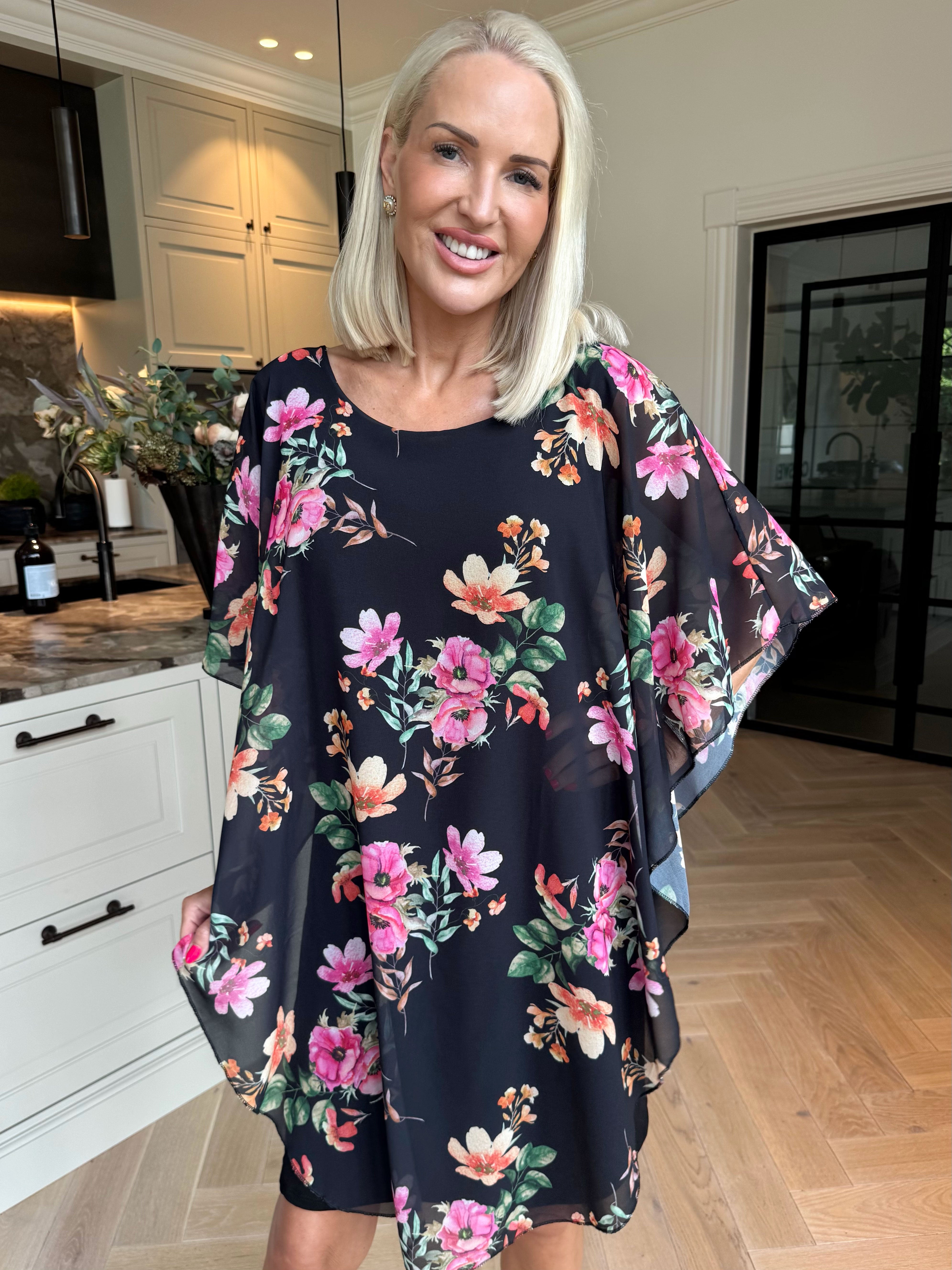 Kenya Fleur - Kjole med et let blomstret chiffonstykke