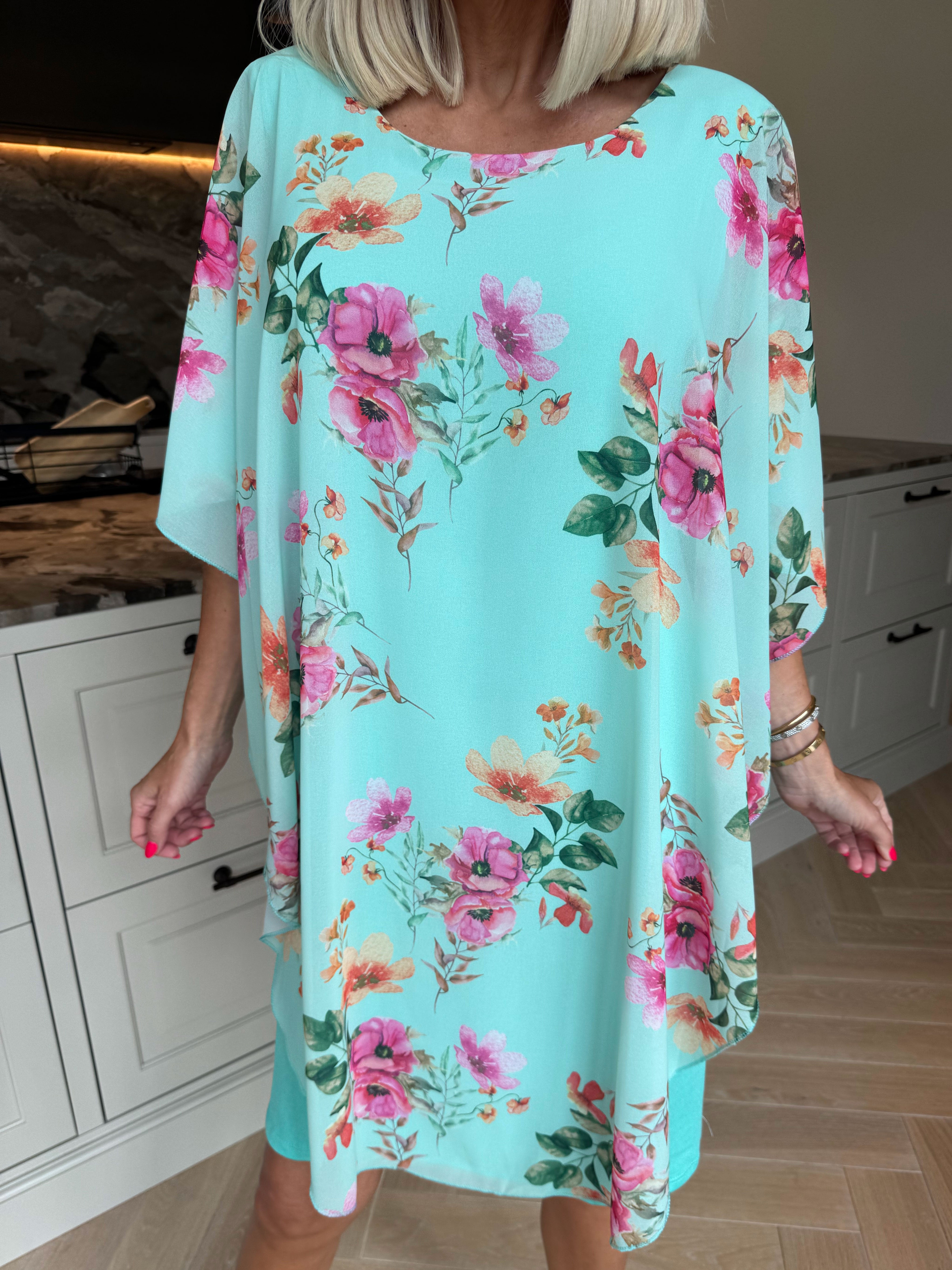 Kenya Fleur - Kjole med et let blomstret chiffonstykke