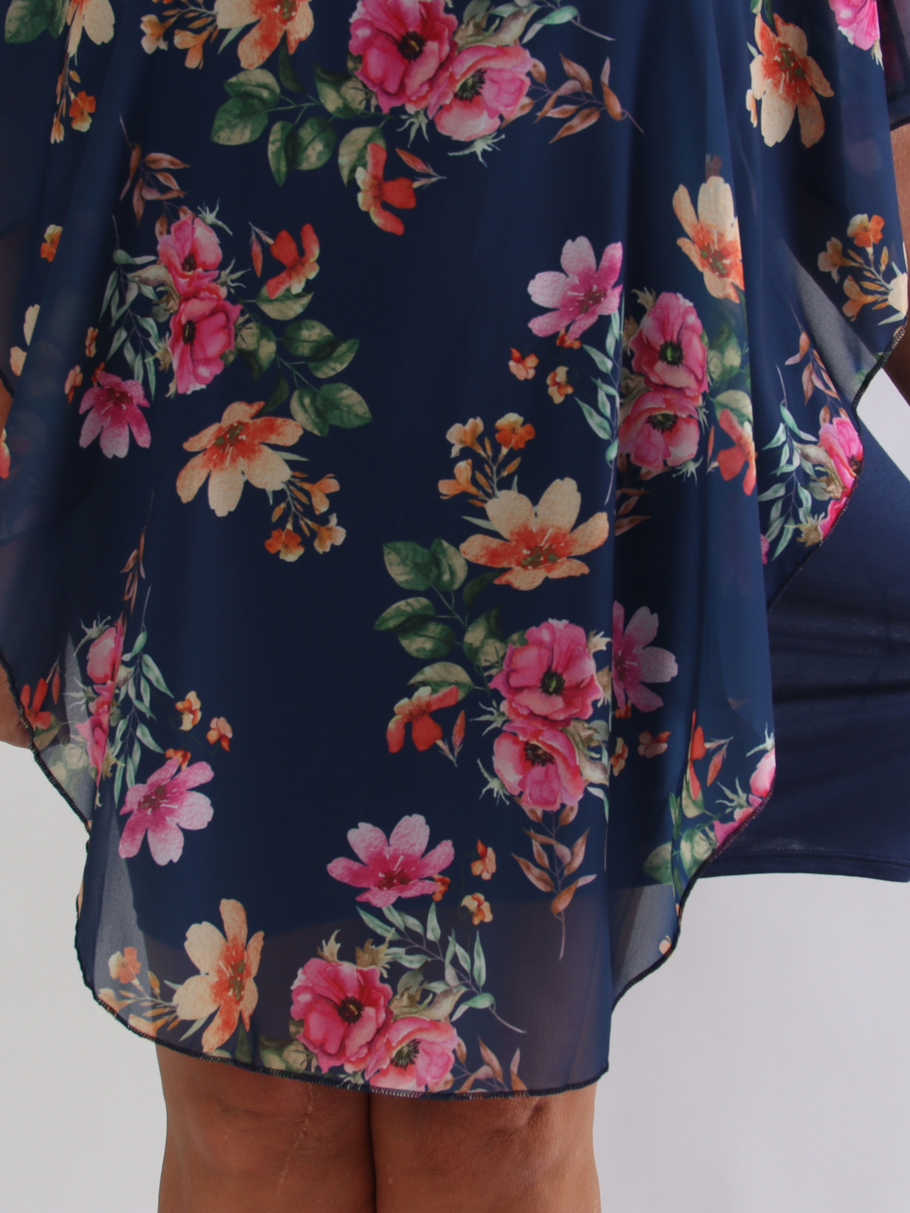 Kenya Fleur - Plus size kjole med et let blomstret chiffonstykke
