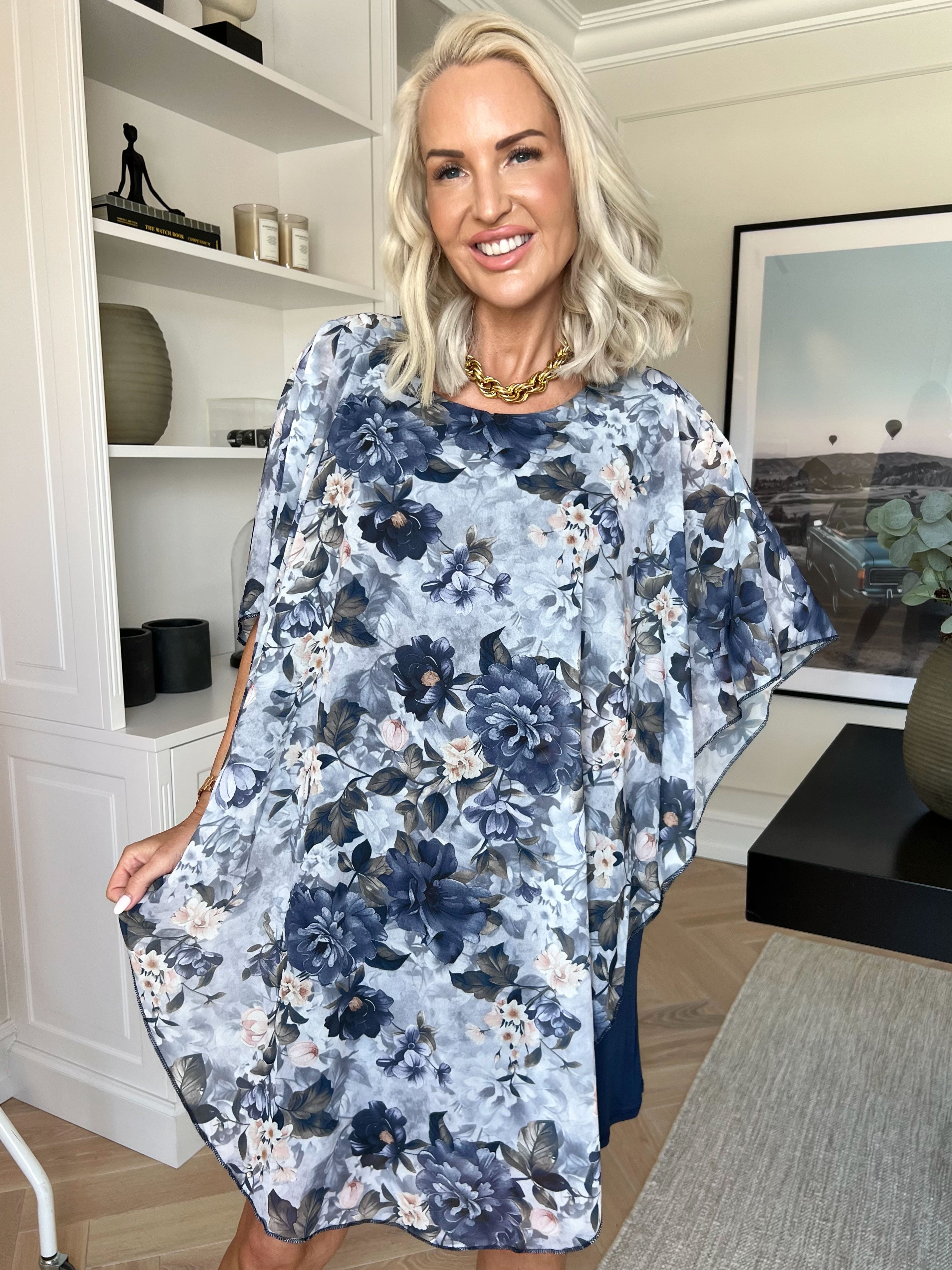 Kenya Flower - Plus size kjole med et let chiffonstykke