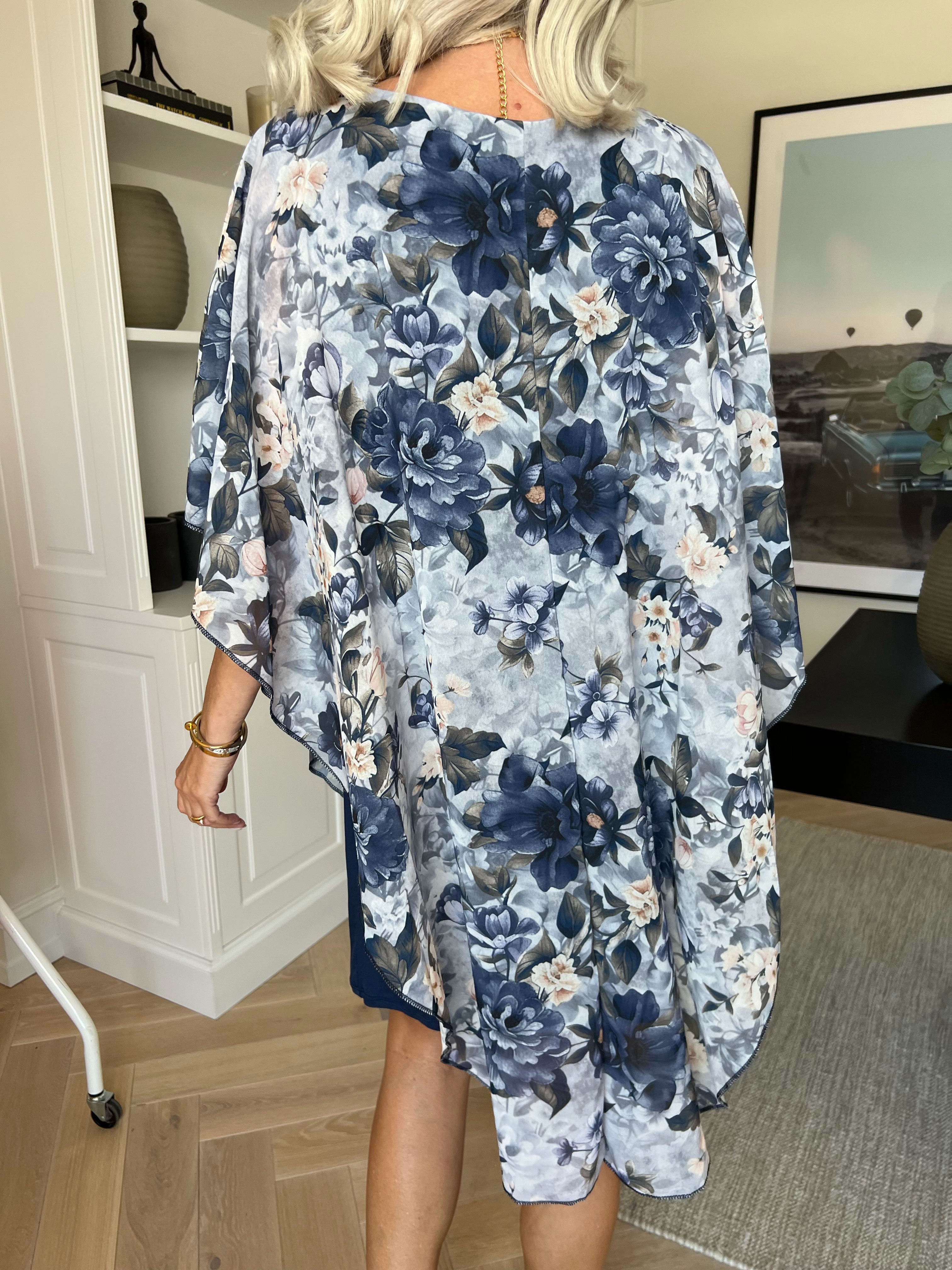 Kenya Flower - Plus size kjole med et let chiffonstykke