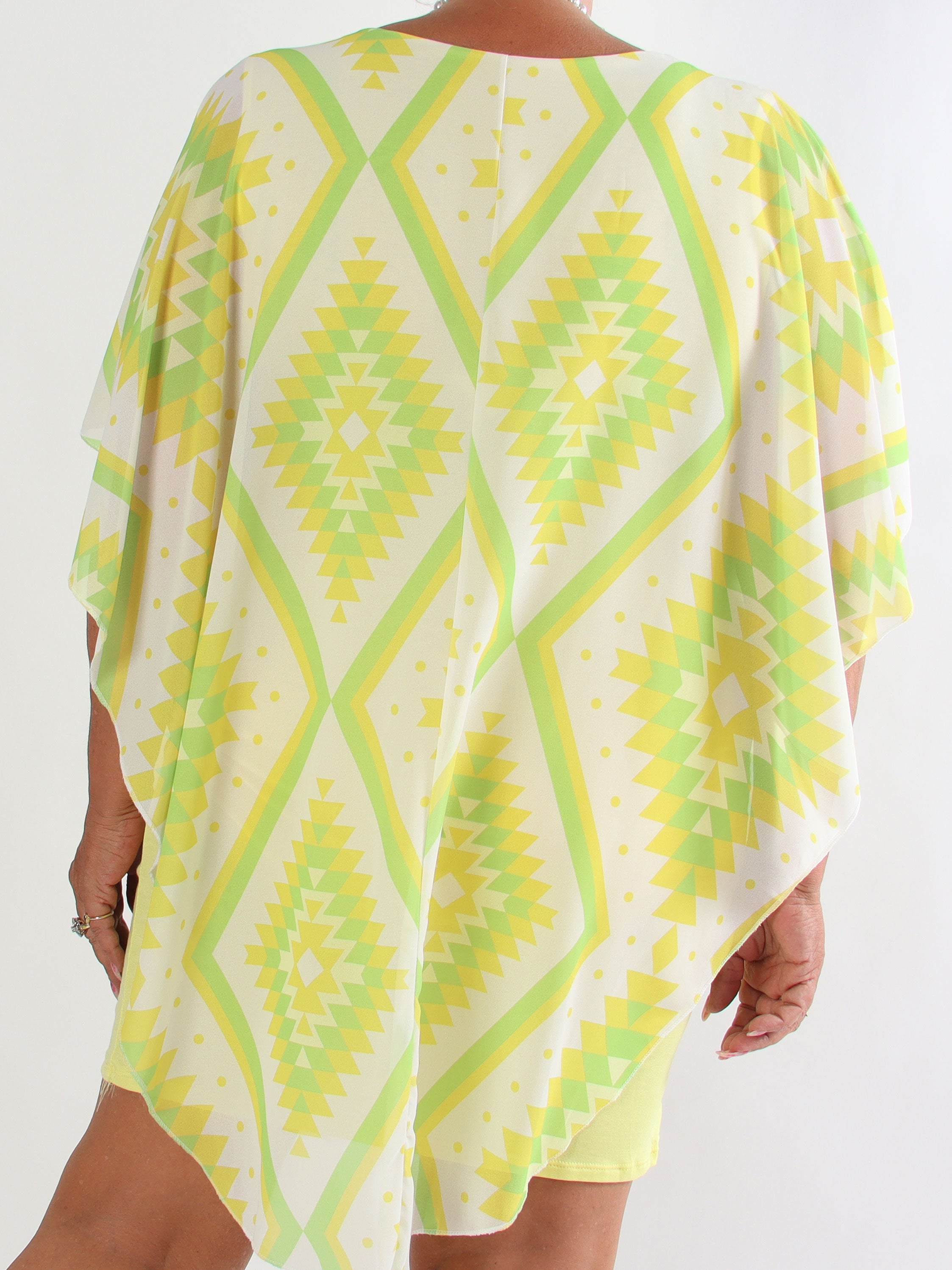 Kenya Graphic - Plus size kjole med et let grafiskmønstret chiffonstykke