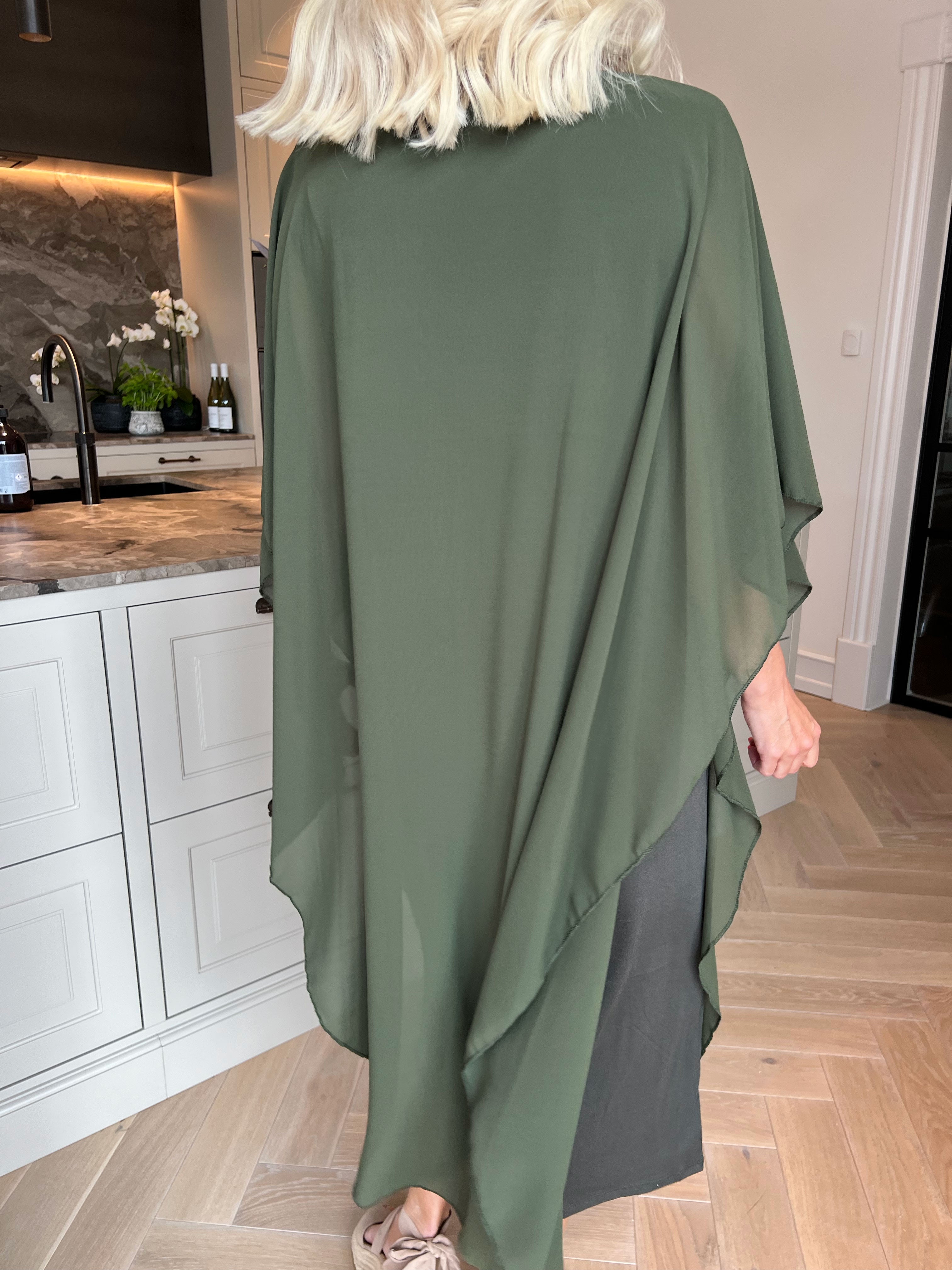 Kenya Long - Lang elegant kjole med let chiffonlag og rund udskæring