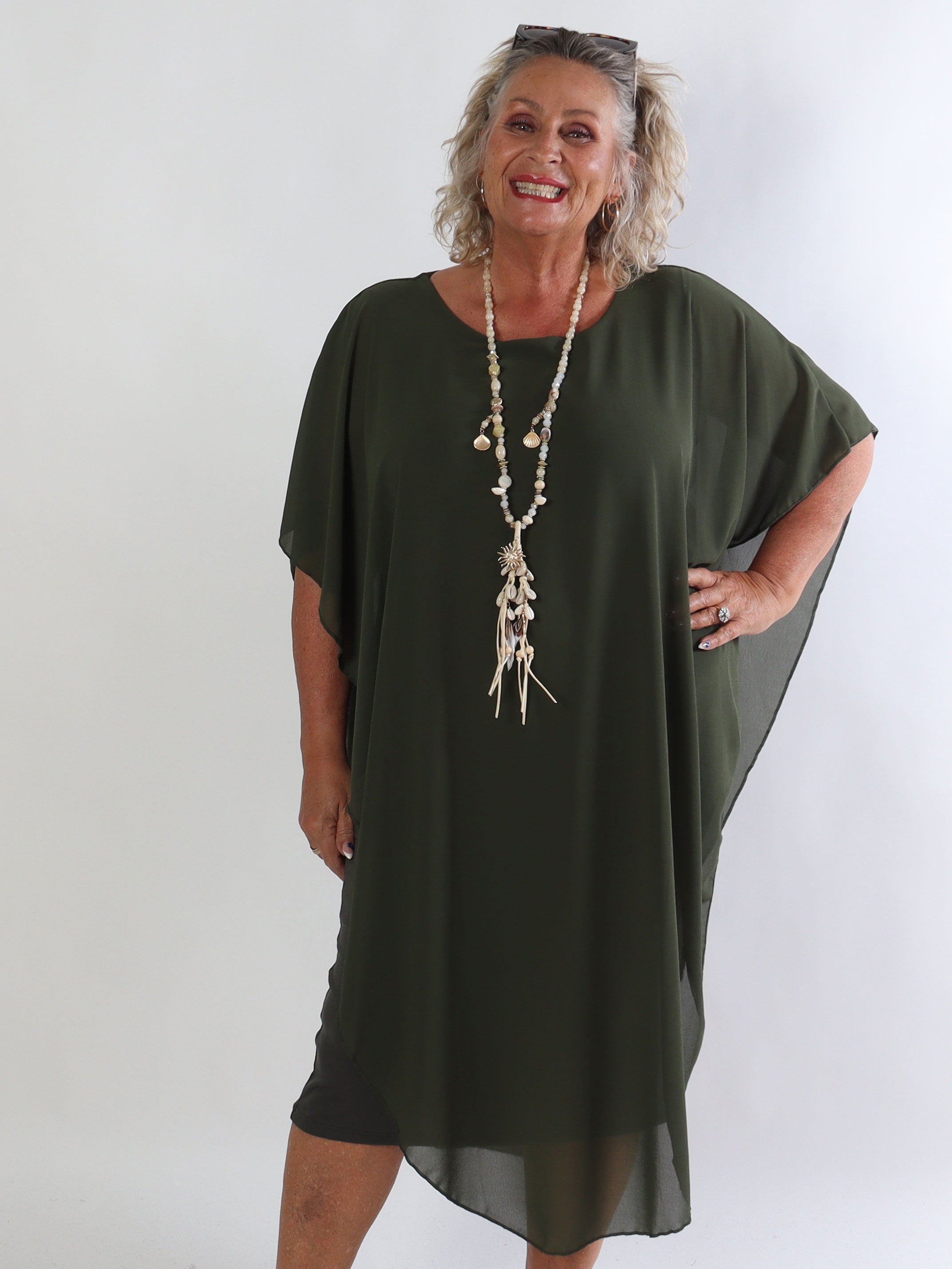 Kenya Long - Elegant plus size kjole med let chiffonlag og rund udskæring
