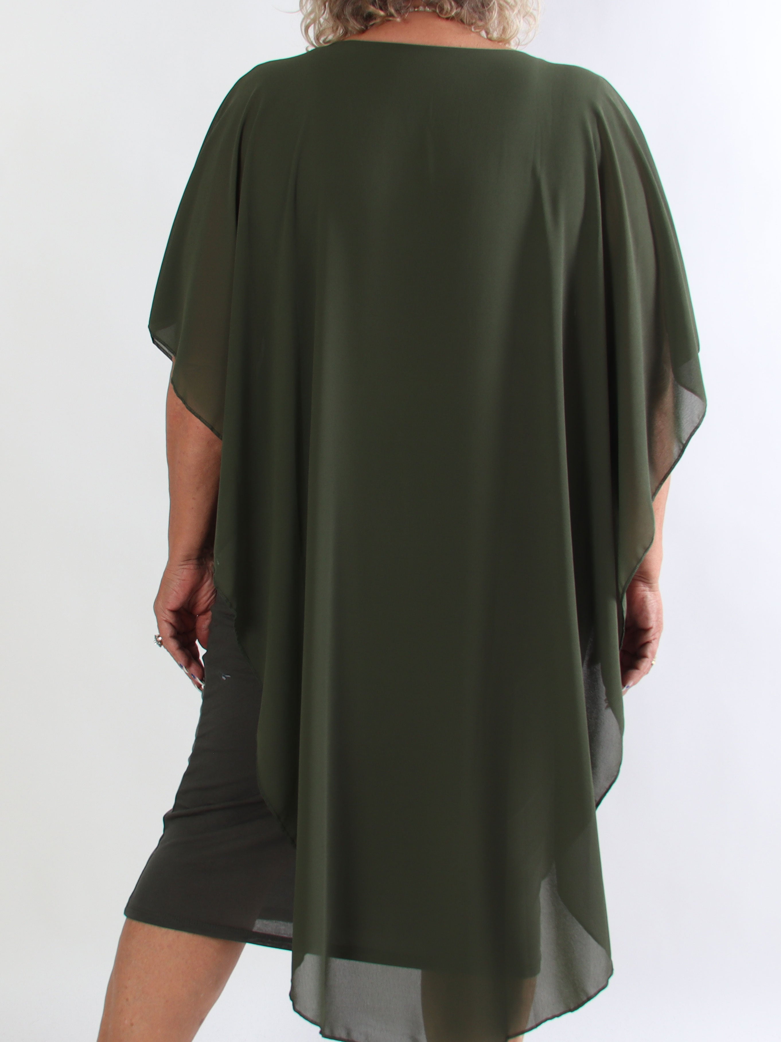 Kenya Long - Elegant plus size kjole med let chiffonlag og rund udskæring