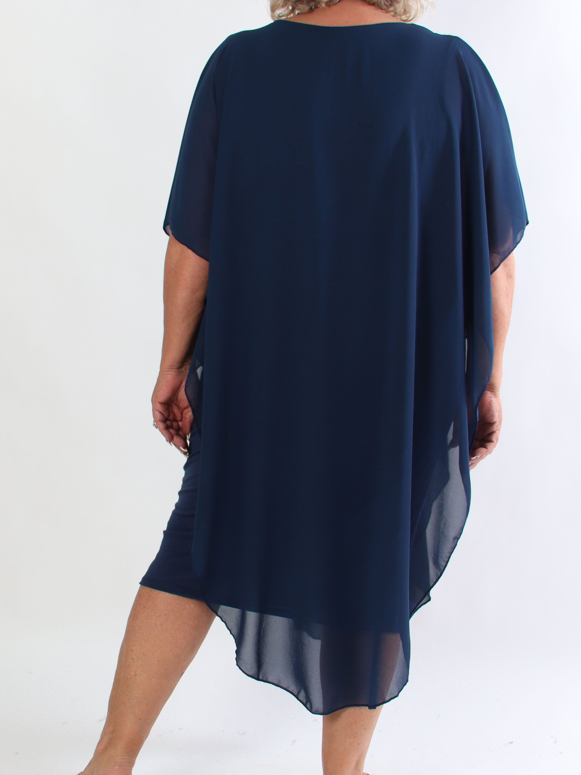 Kenya Long - Elegant plus size kjole med let chiffonlag og rund udskæring