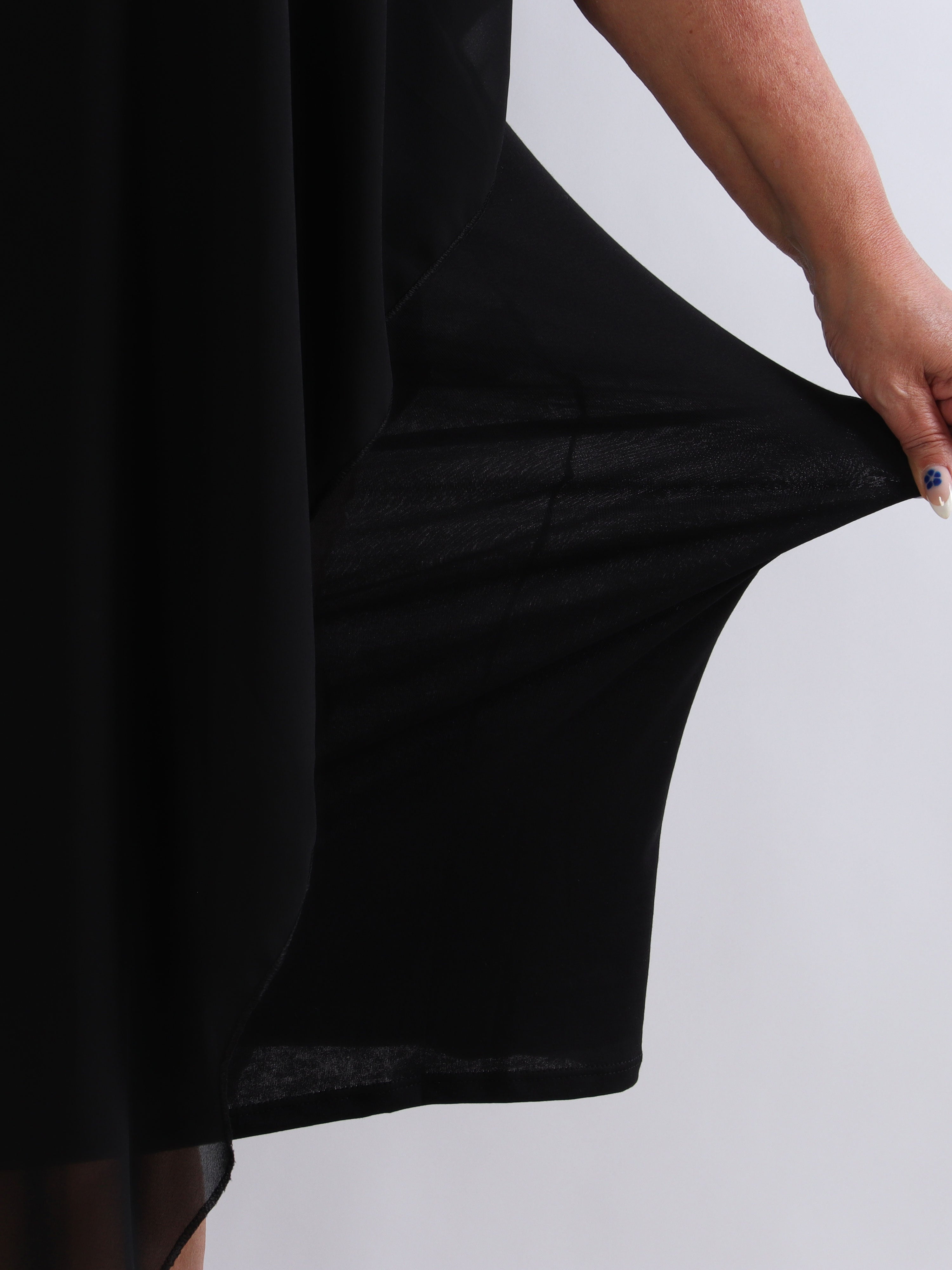 Kenya Long - Elegant plus size kjole med let chiffonlag og rund udskæring
