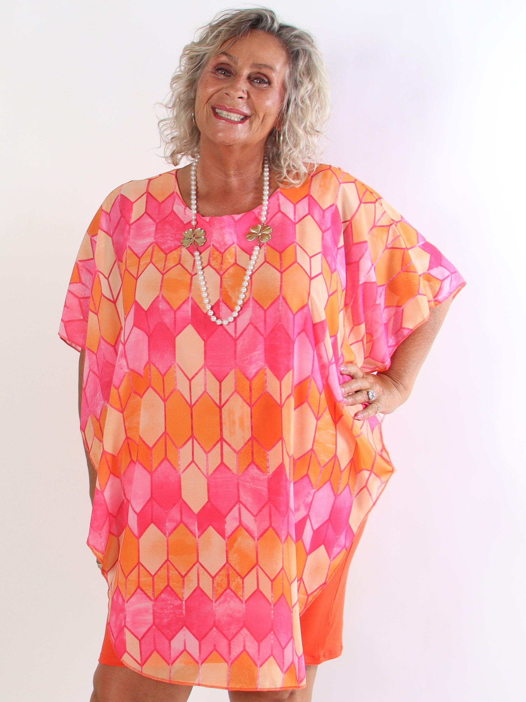 Kenya Pattern - Plus size kjole med et let mønstret chiffonstykke
