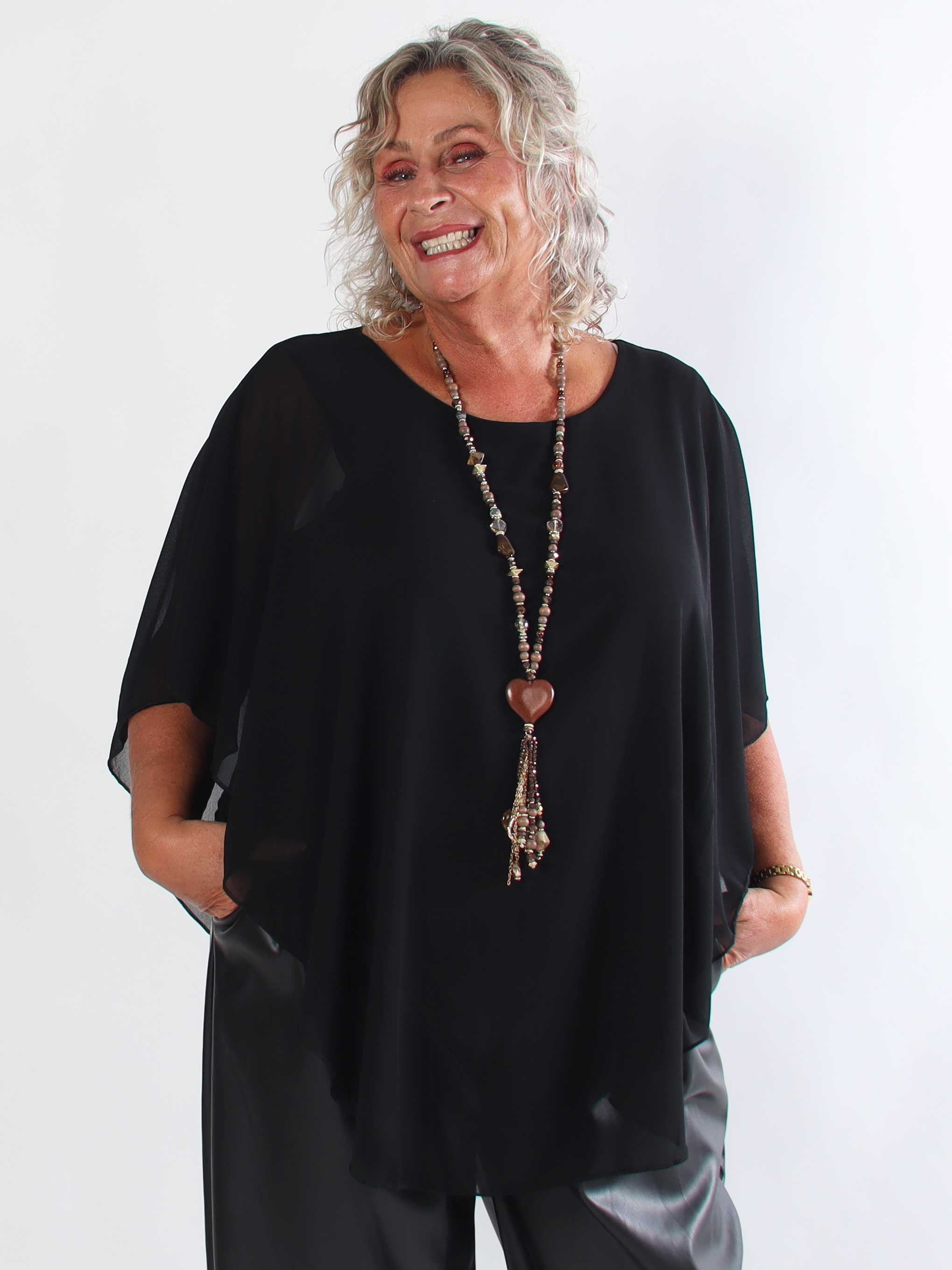 Kenya Shirt - Elegant plus size bluse med let chiffonlag og rund udskæring