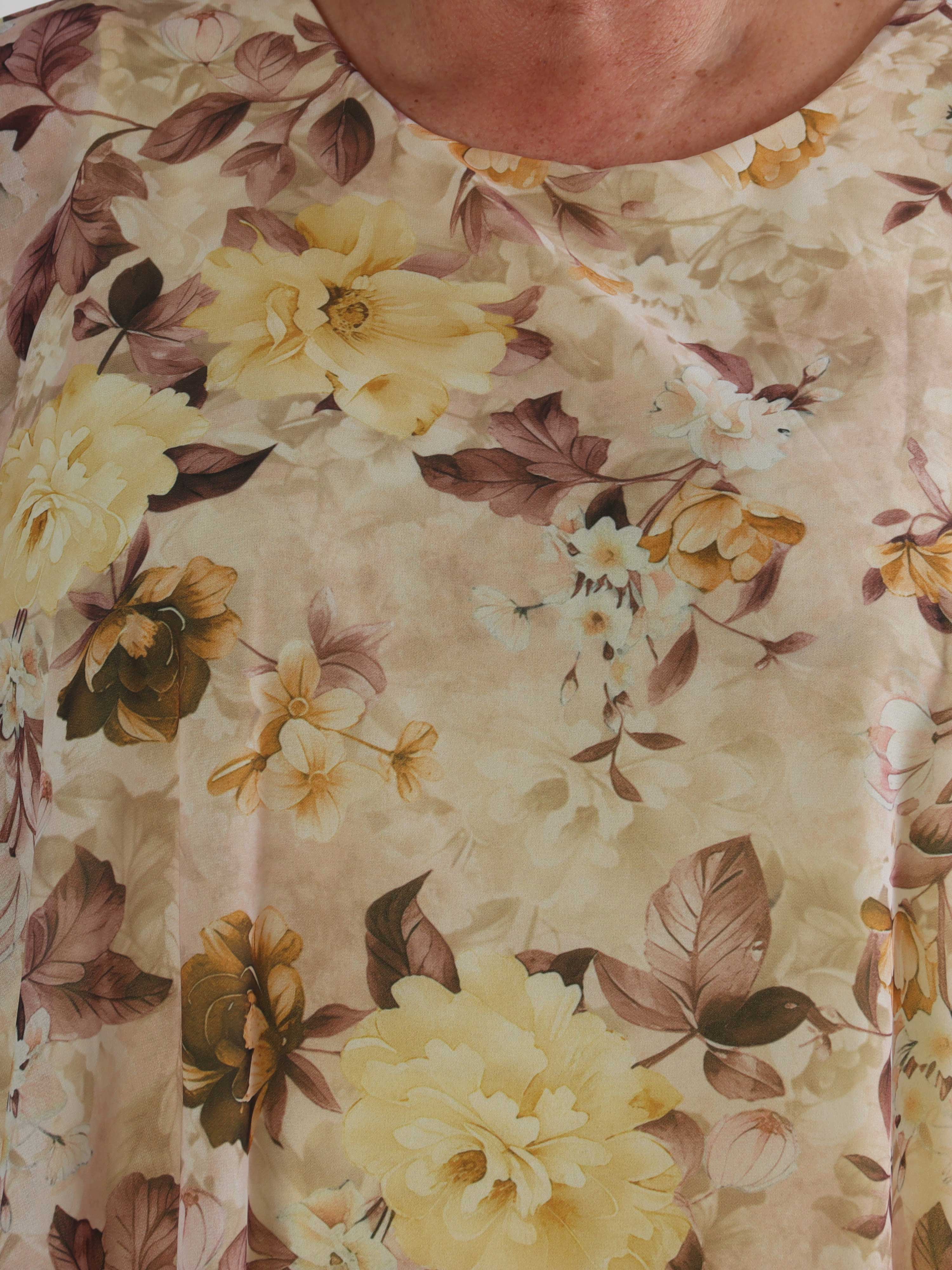 Kenya Flower - Plus size kjole med et let chiffonstykke