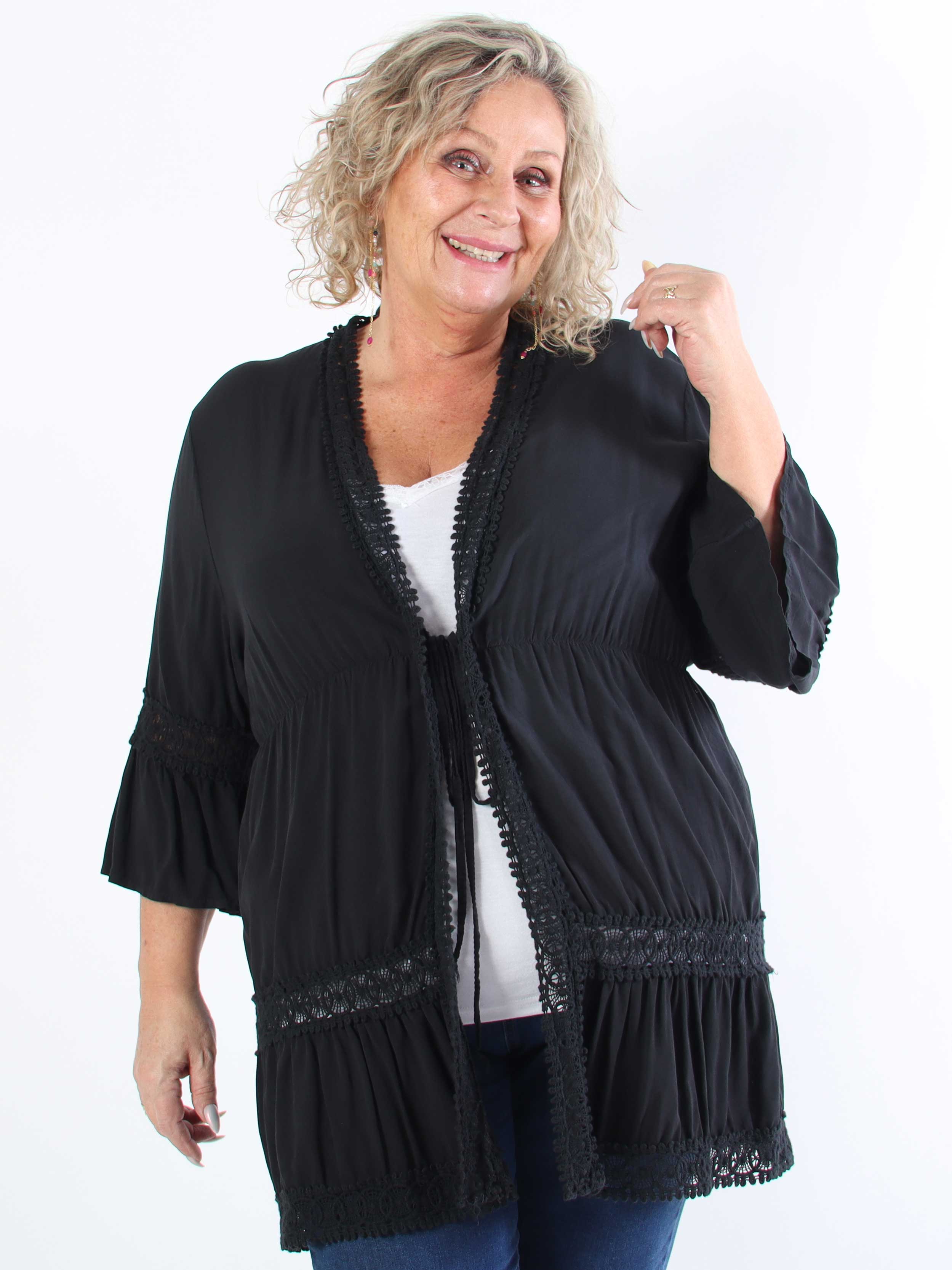 Kiki - Sød plus size kimono med fine blonder