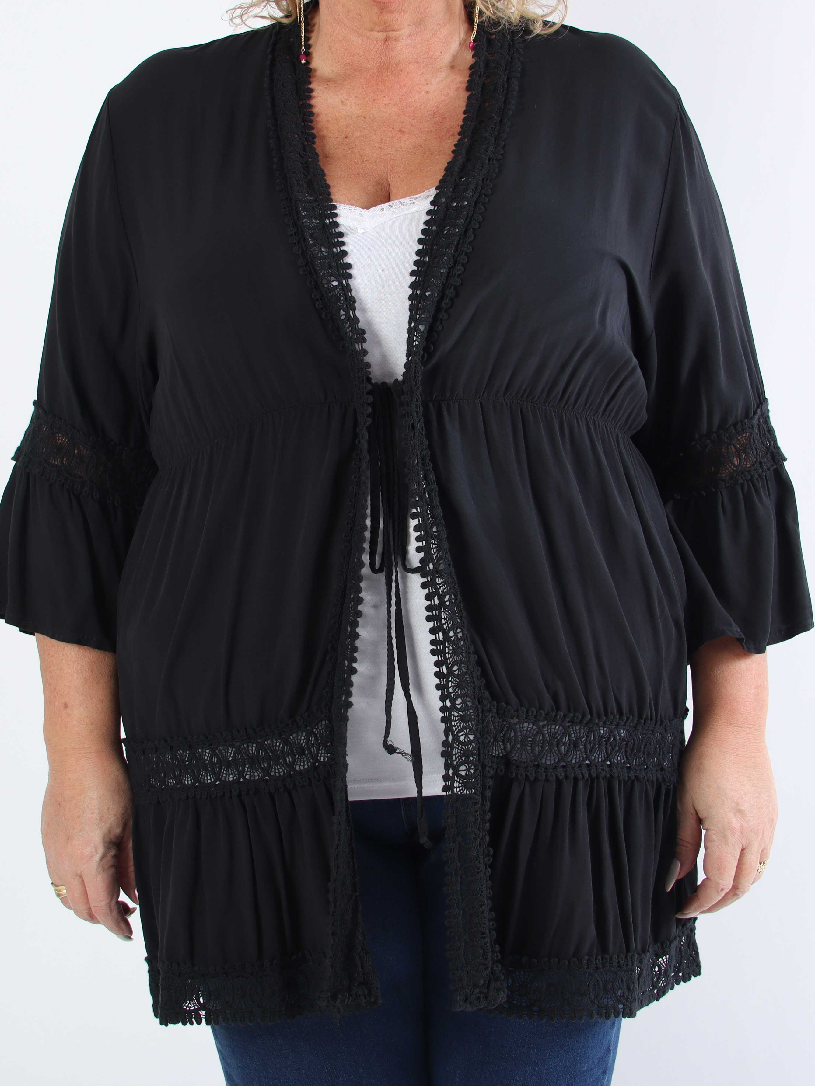 Kiki - Sød plus size kimono med fine blonder