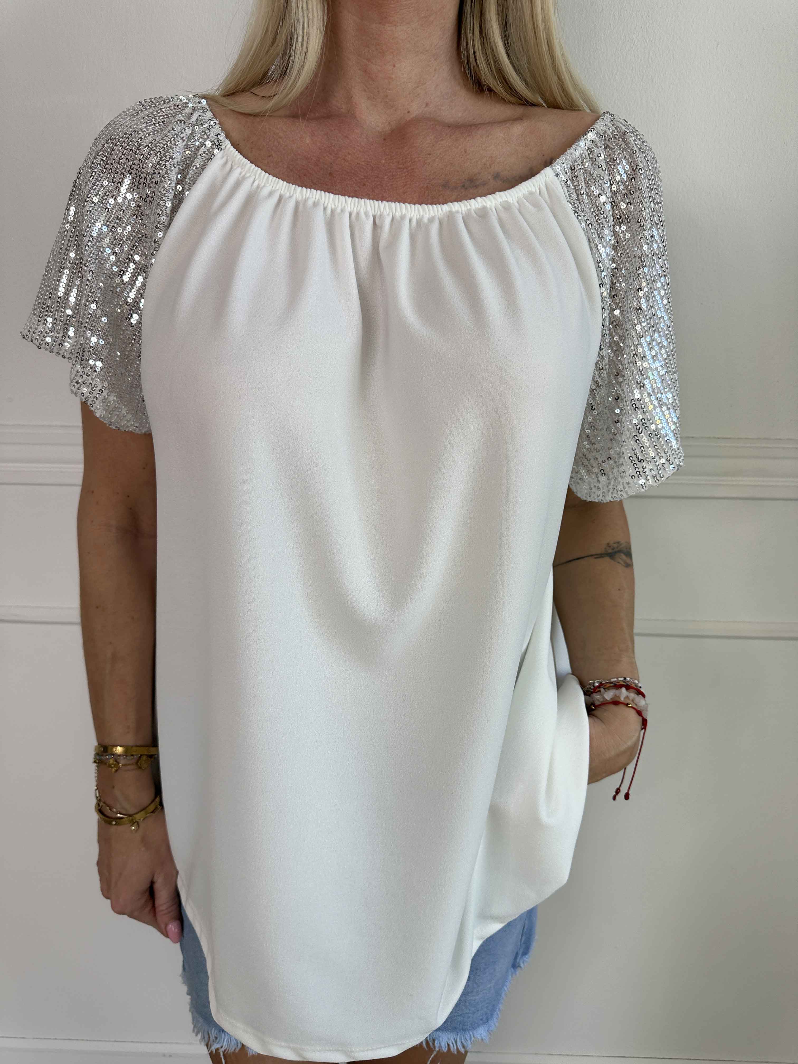 Kim Shirt - Sød og feminin elastisk bluse med glitrende pailletærmer