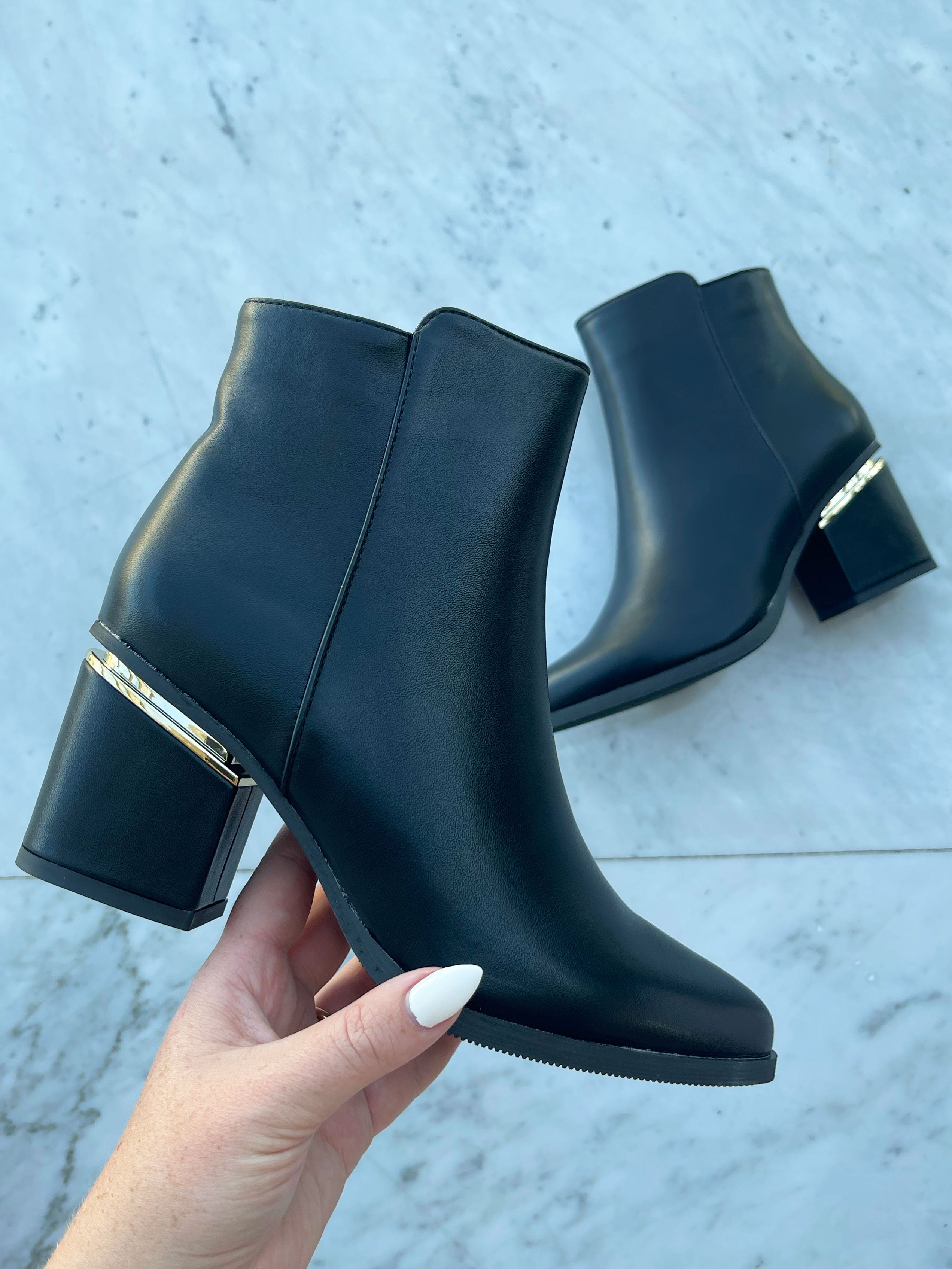 Kira - Fin støvle med gulddetalje ved hælen