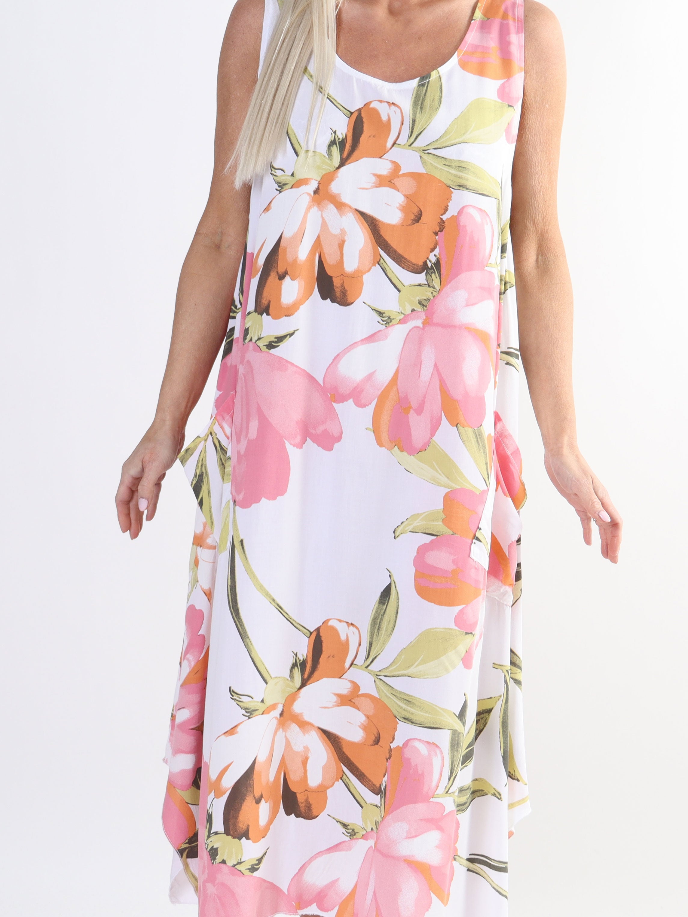 Kirsi - Sød plus size blomstret sommerkjole i viskose med lommer