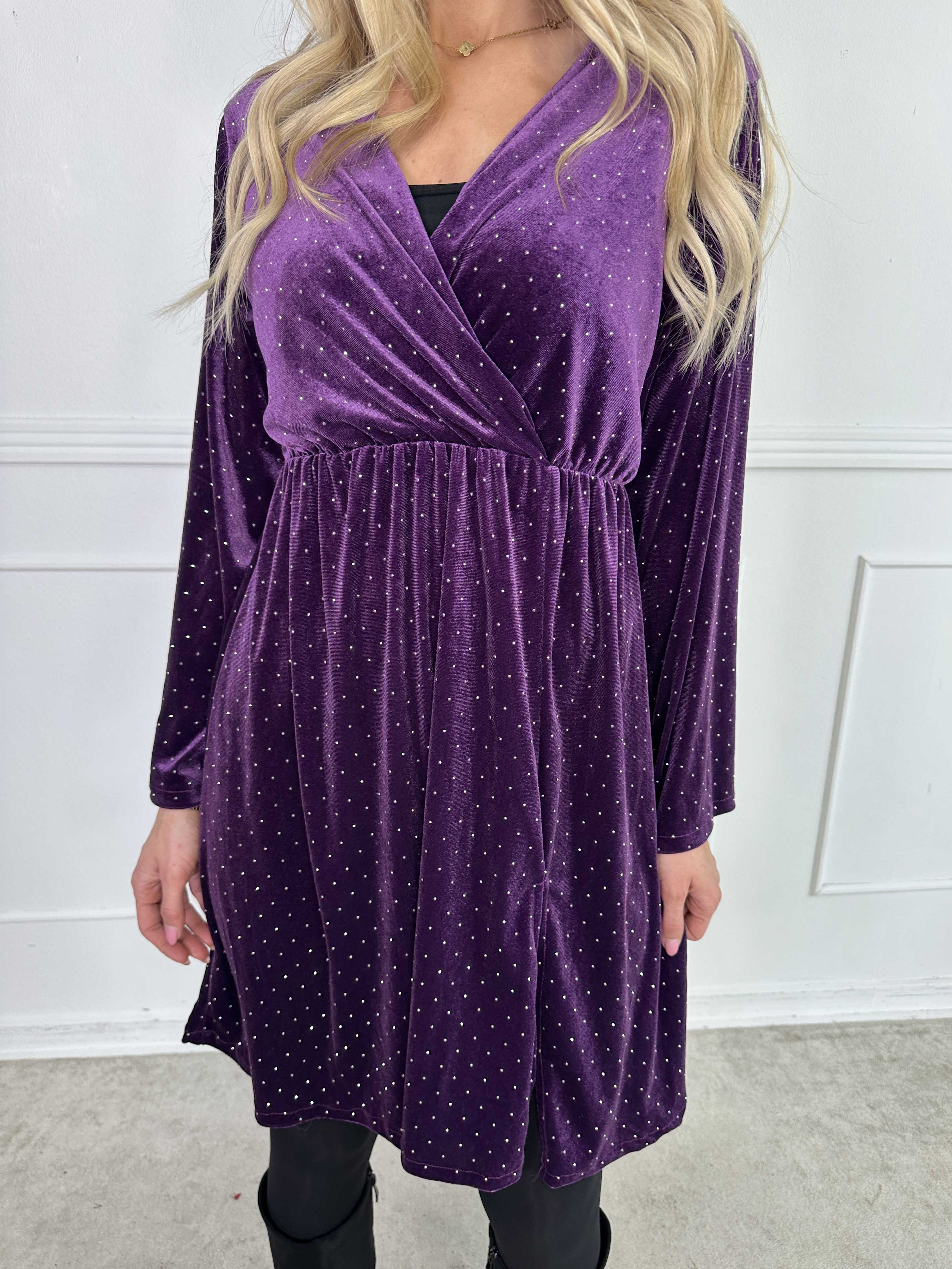 Kristil - Velourkjole med slå-om look og similisten