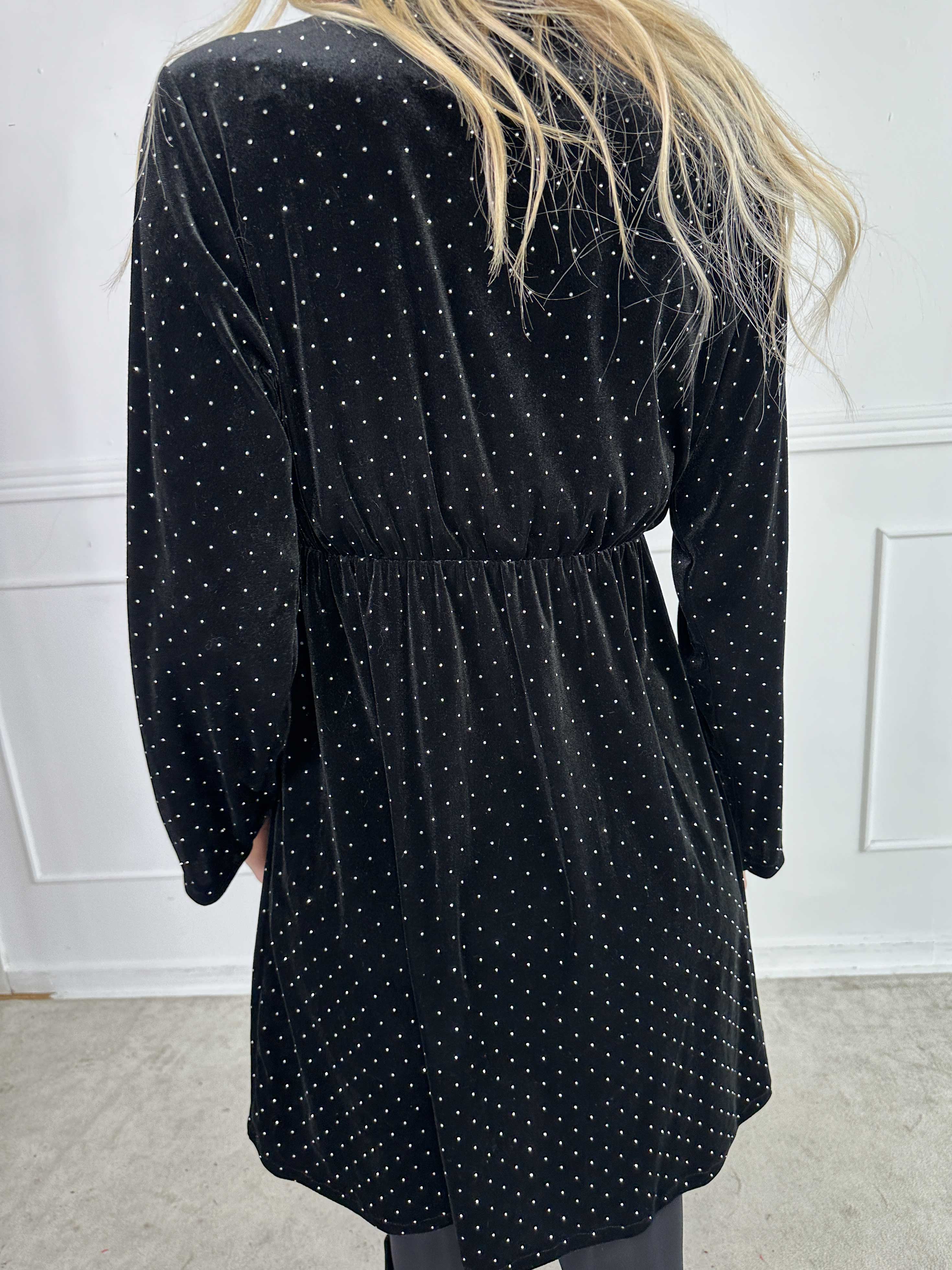 Kristil - Velourkjole med slå-om look og similisten