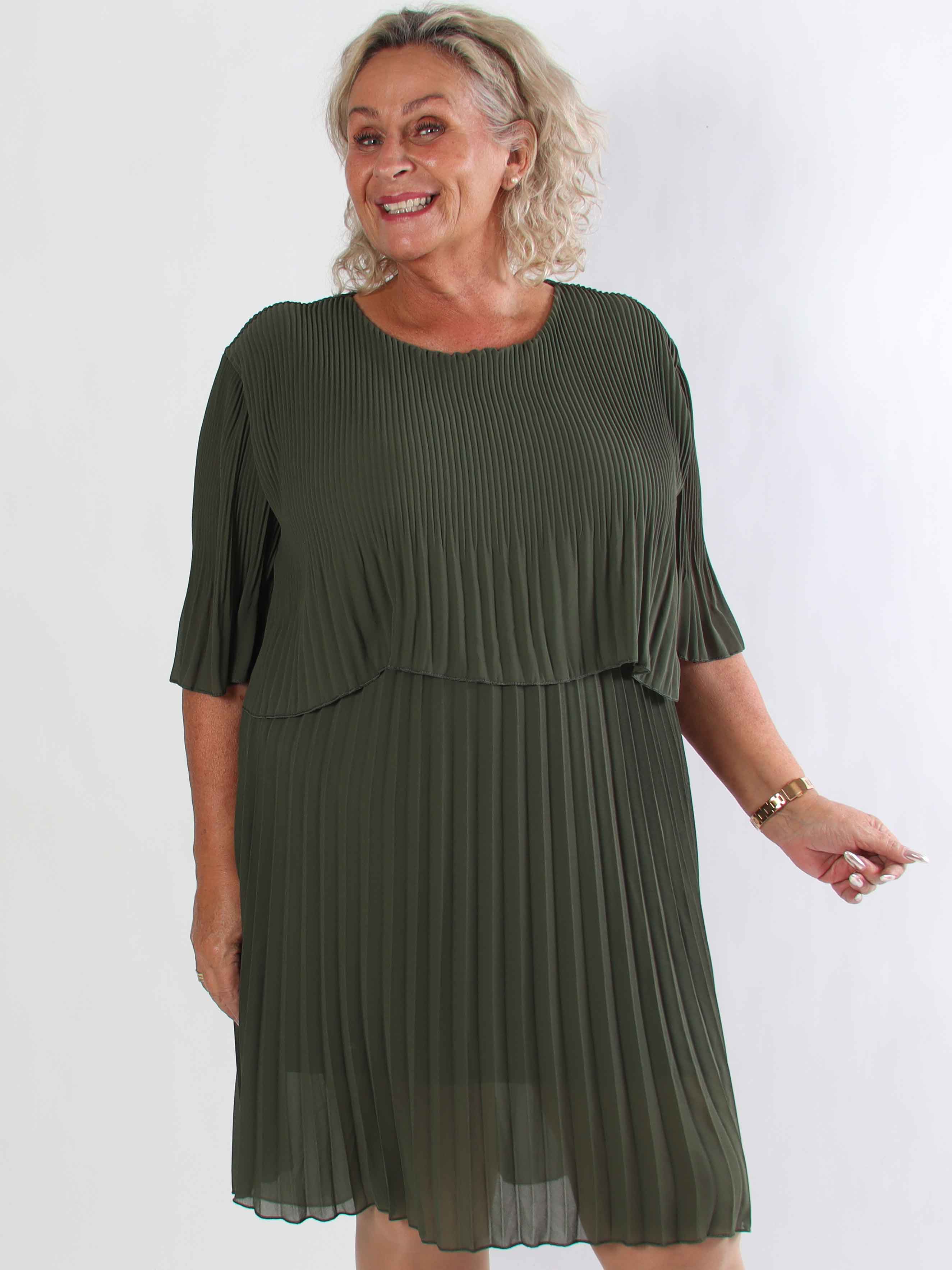 Kristina - Sød plisseret plus size kjole med flæselag