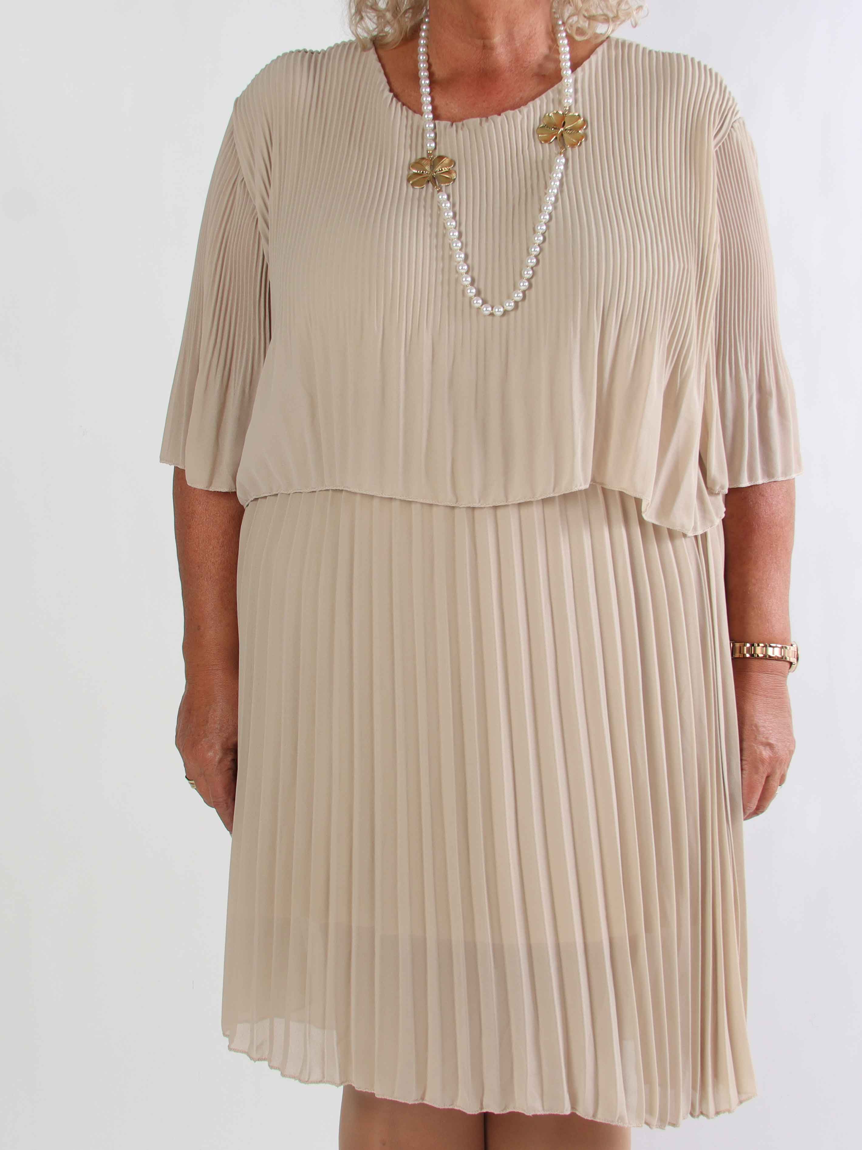 Kristina - Sød plisseret plus size kjole med flæselag