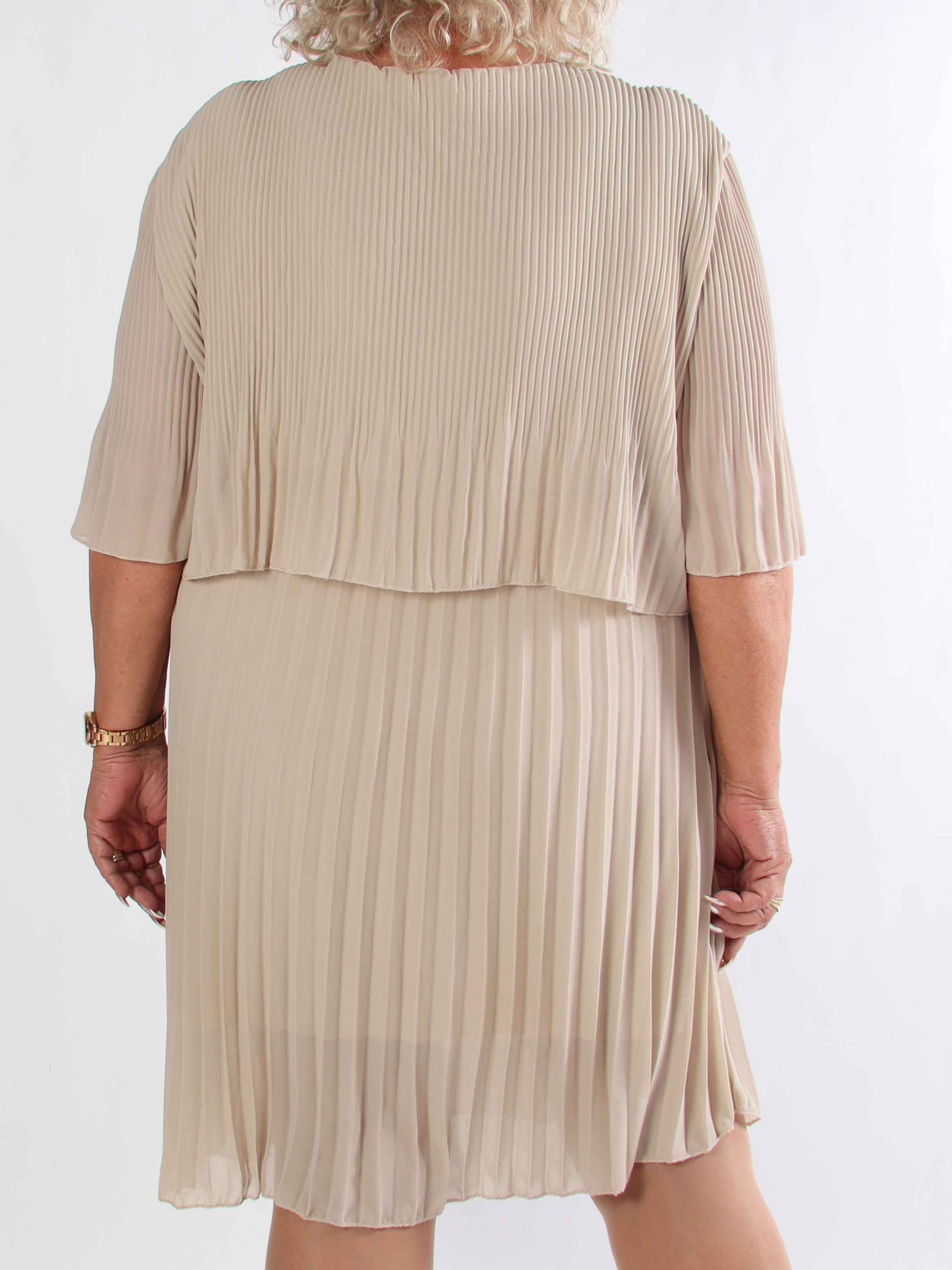 Kristina - Sød plisseret plus size kjole med flæselag