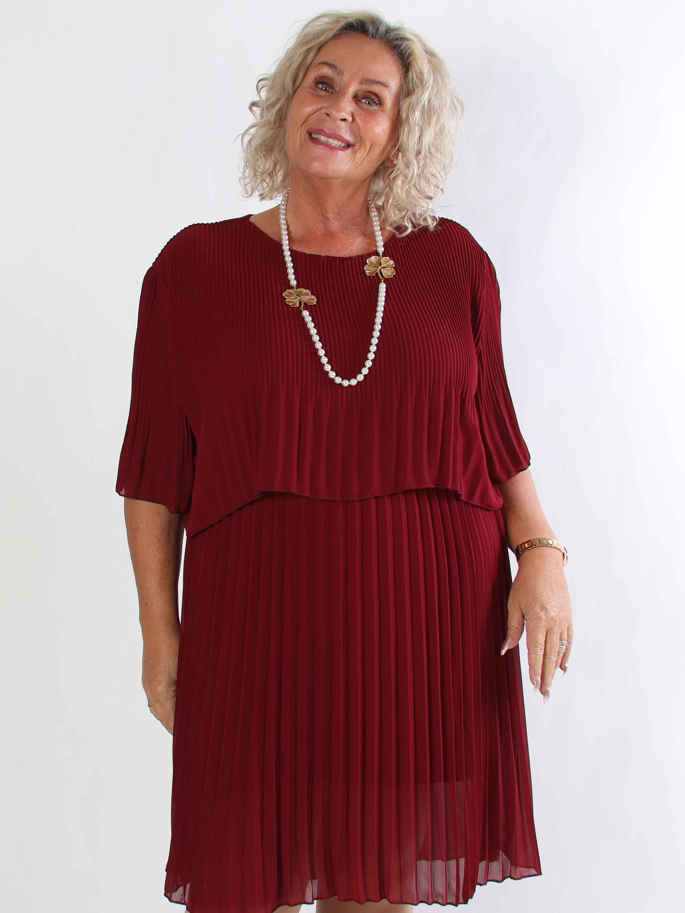 Kristina - Sød plisseret plus size kjole med flæselag