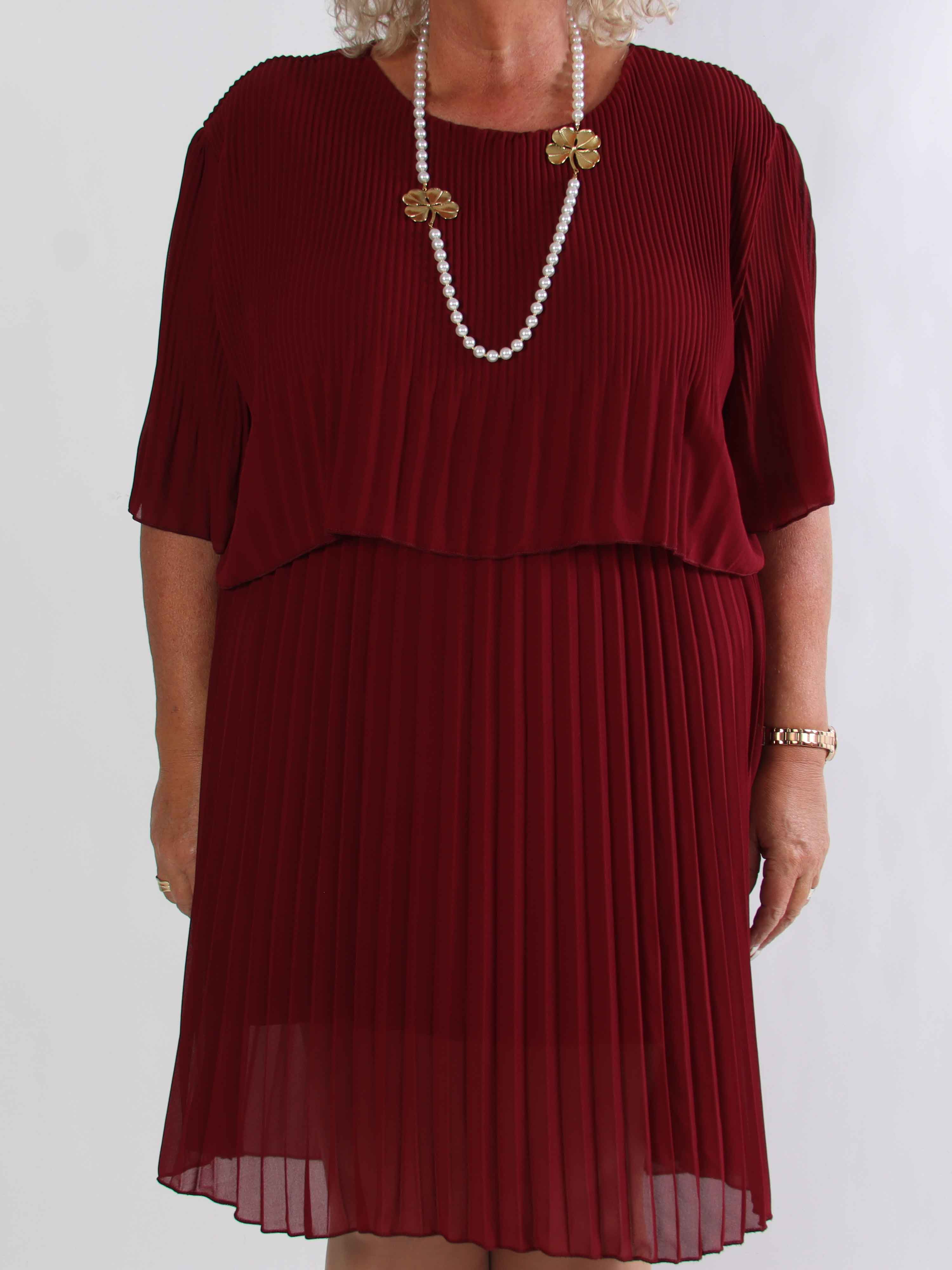 Kristina - Sød plisseret plus size kjole med flæselag