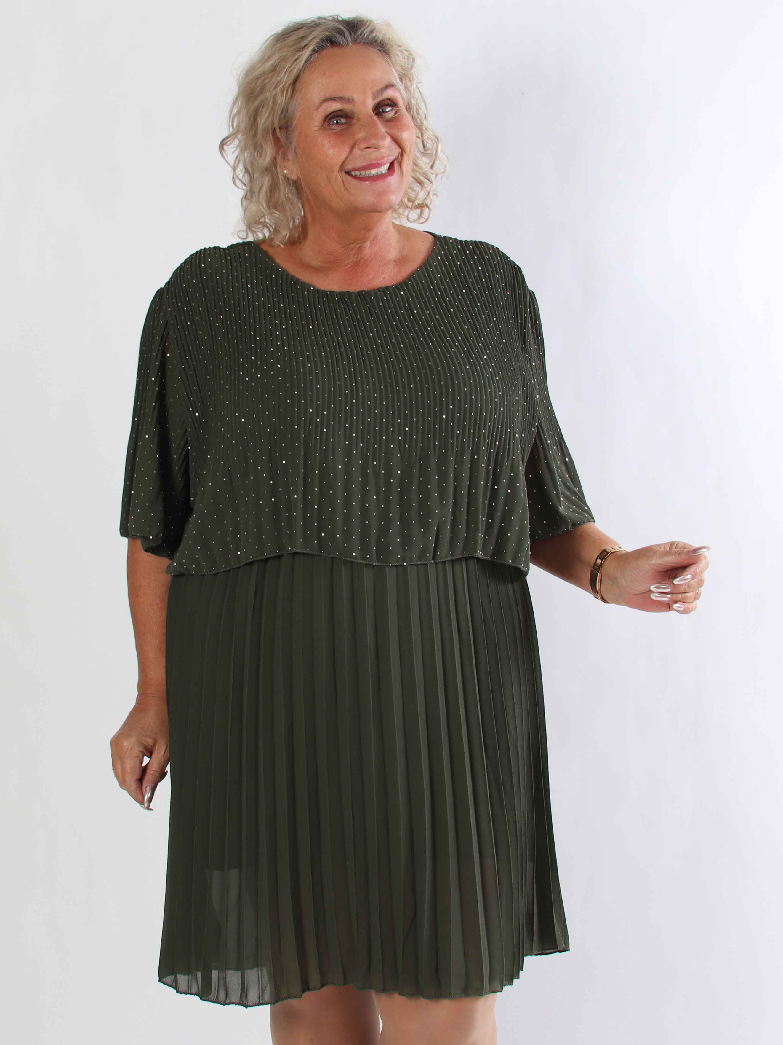 Kristina Crystal - Plisseret plus size kjole med similisten og flæselag