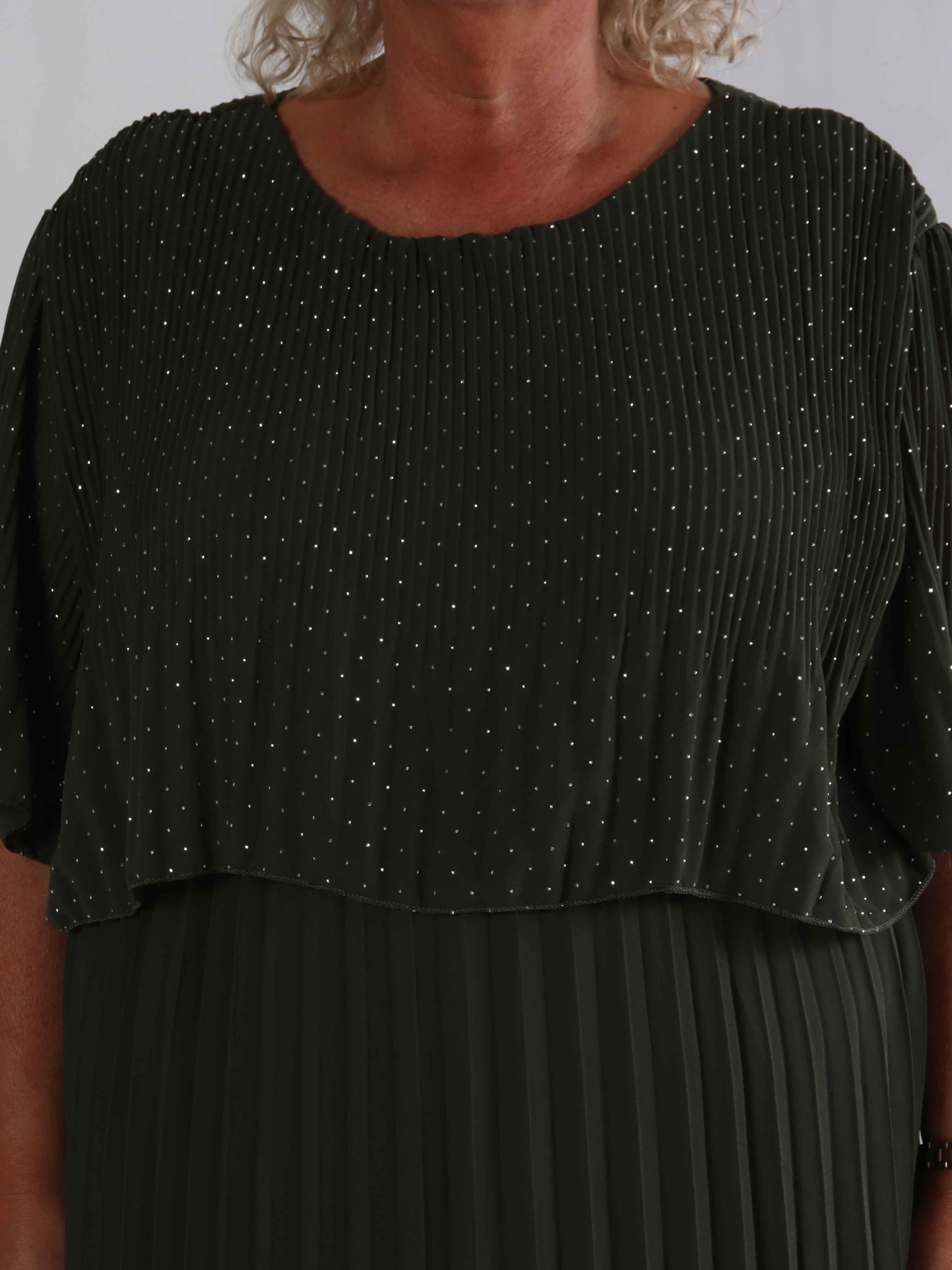 Kristina Crystal - Plisseret plus size kjole med similisten og flæselag