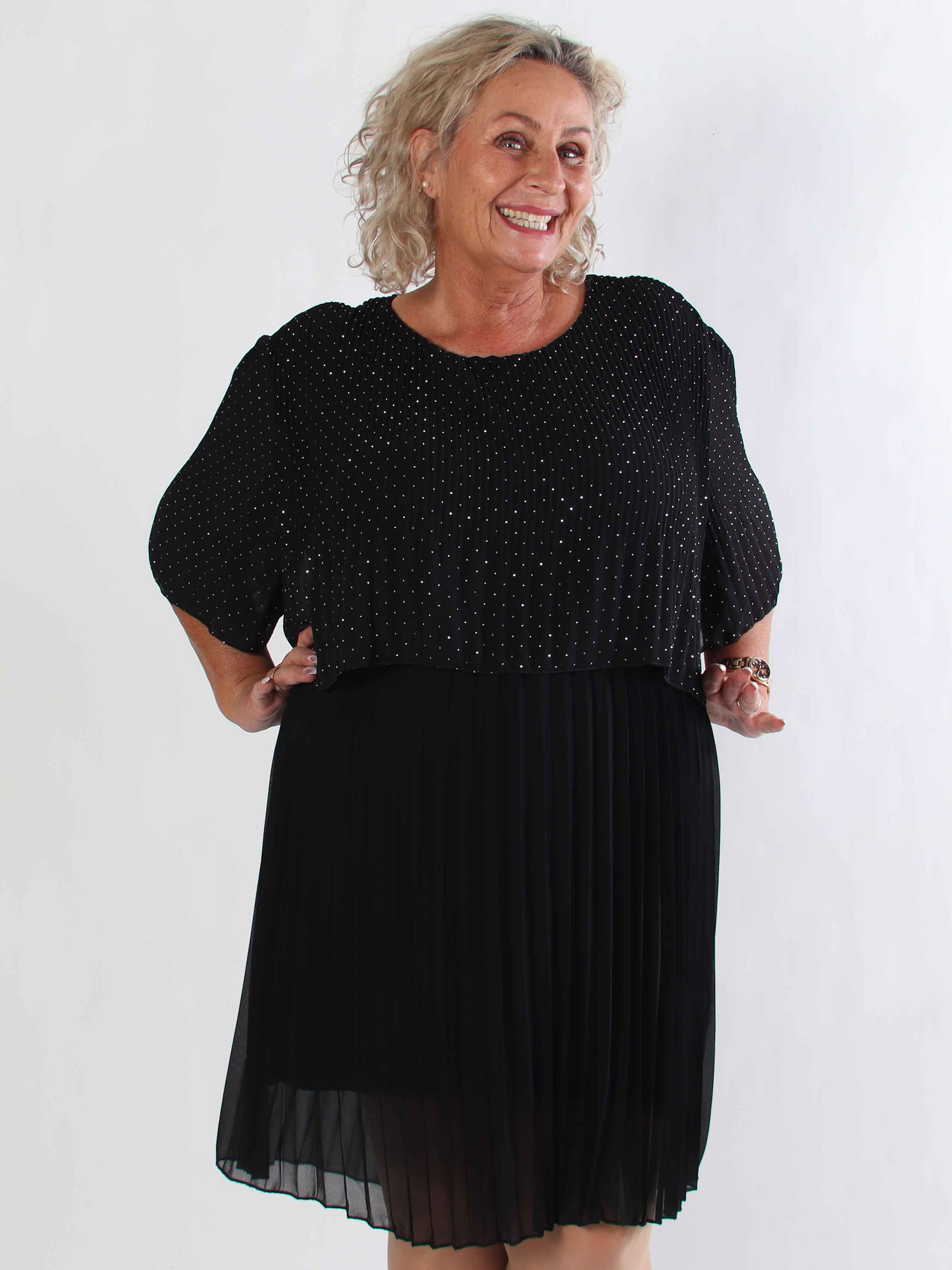 Kristina Crystal - Plisseret plus size kjole med similisten og flæselag