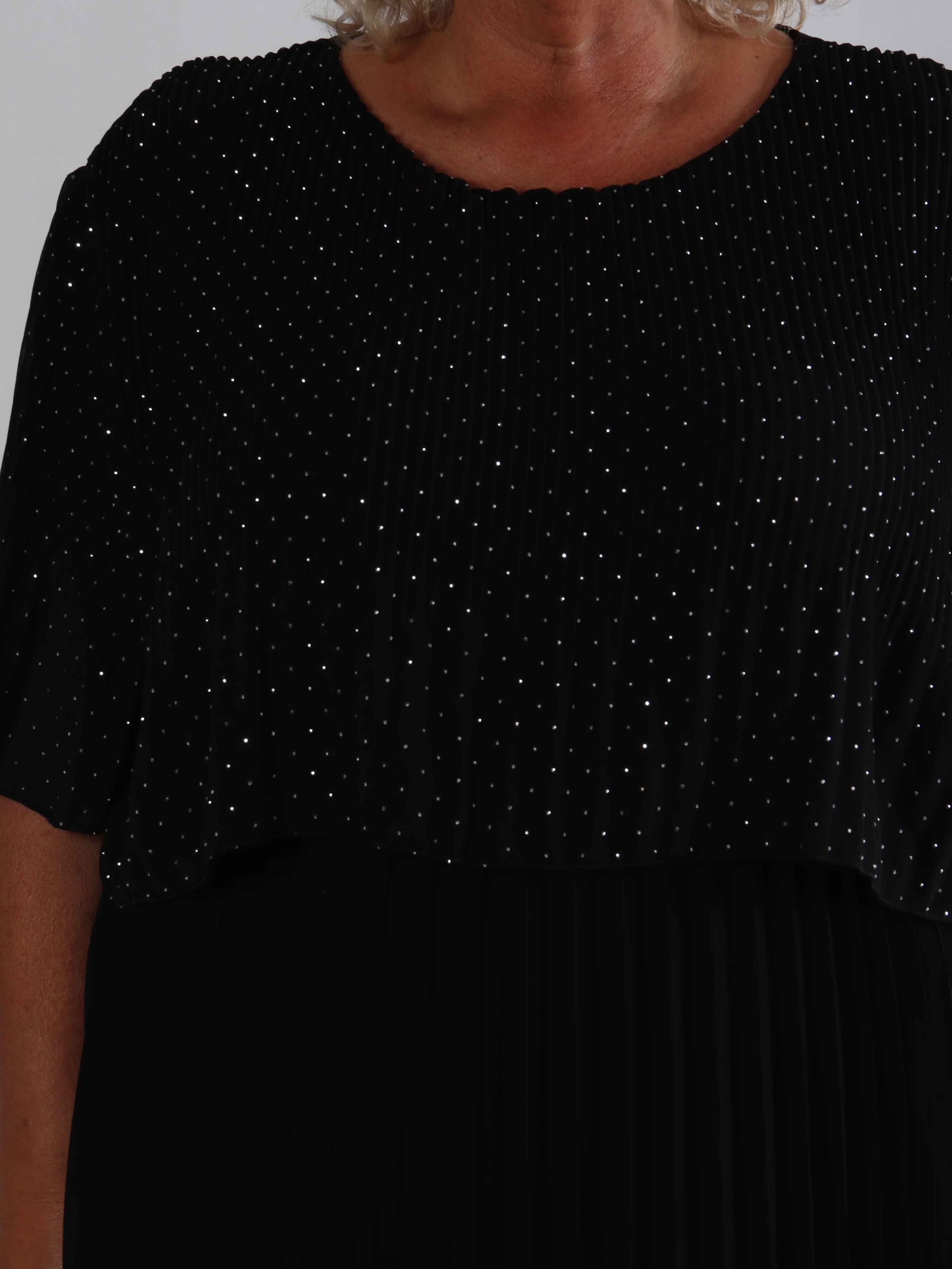 Kristina Crystal - Plisseret plus size kjole med similisten og flæselag