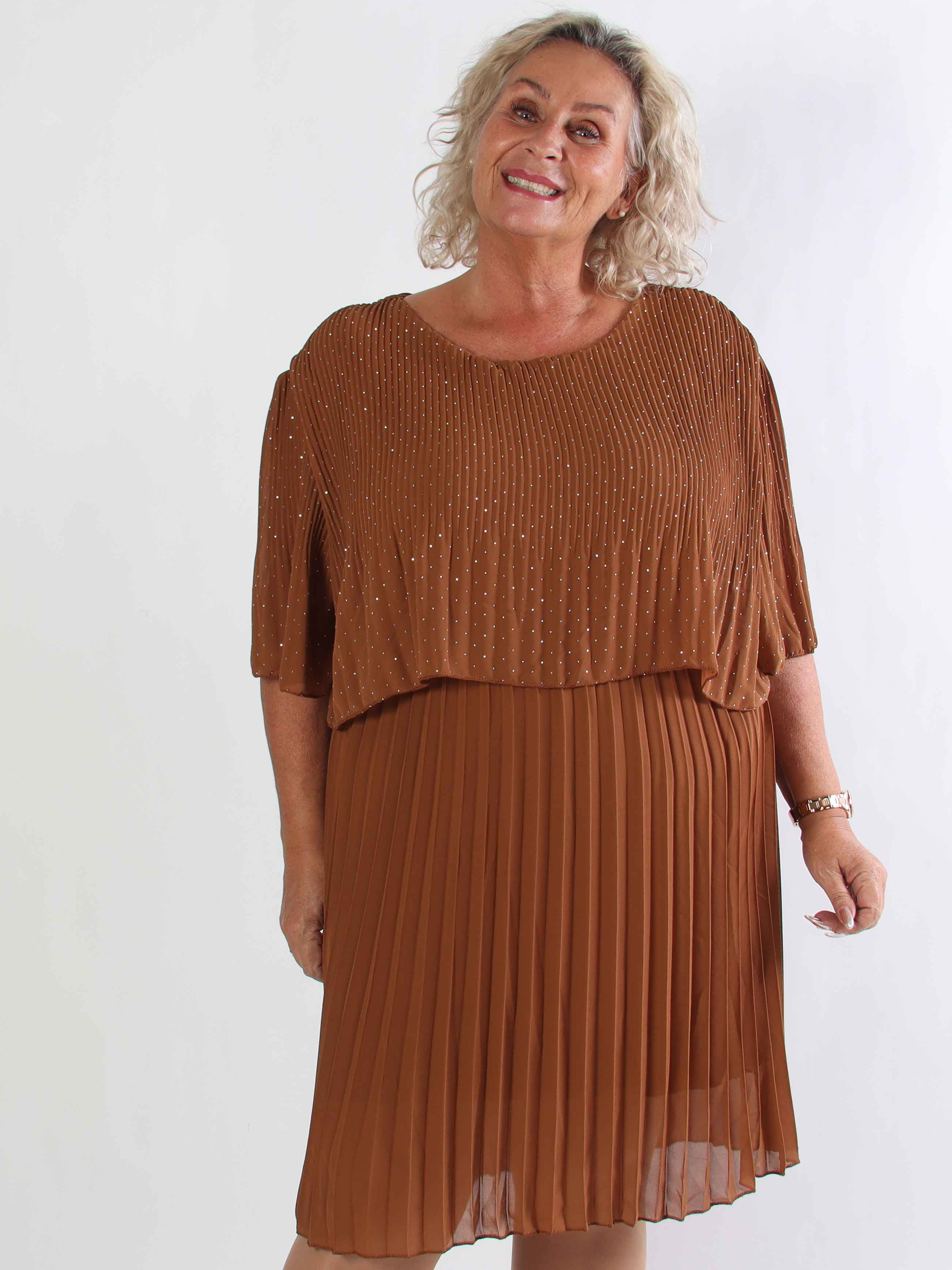 Kristina Crystal - Plisseret plus size kjole med similisten og flæselag