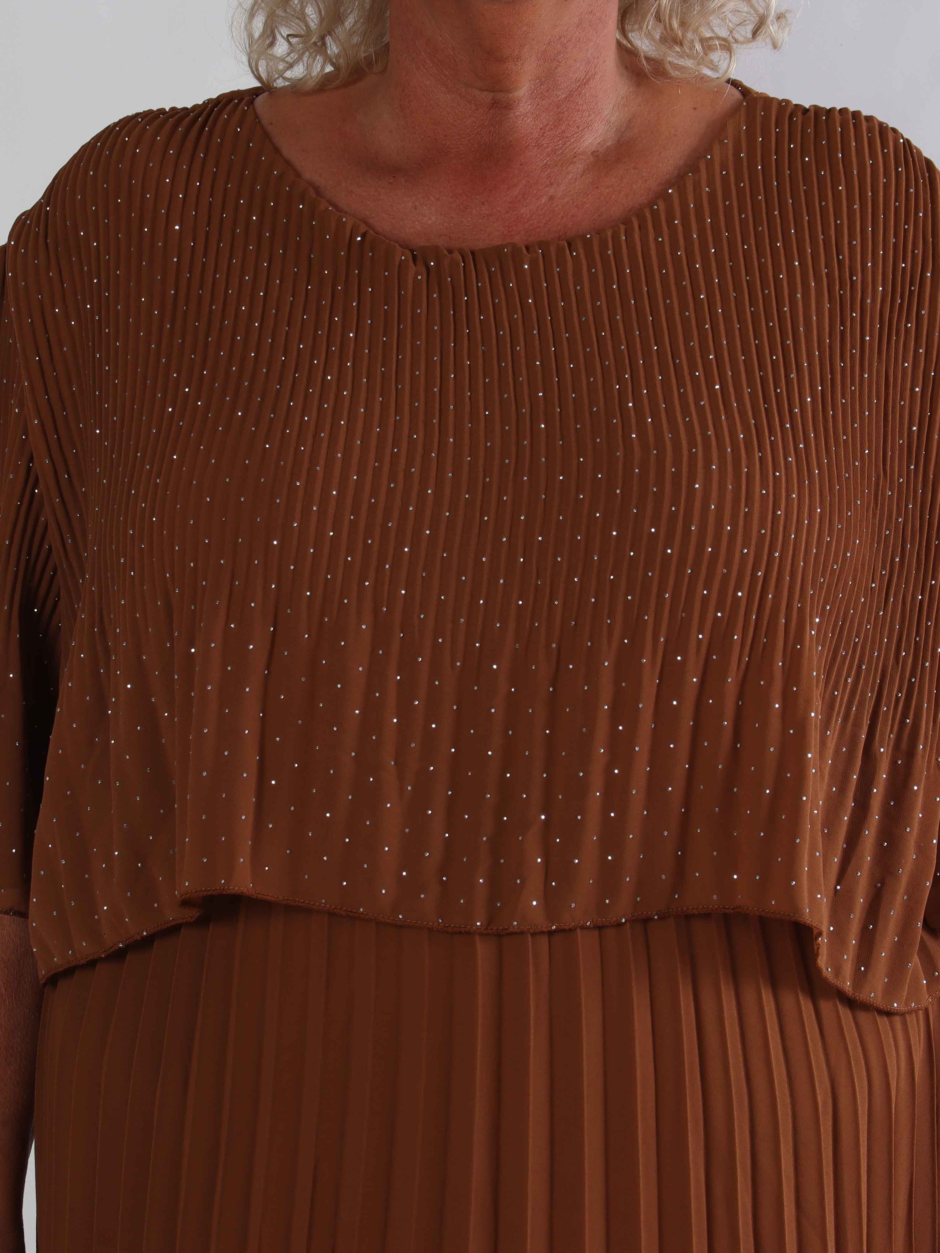 Kristina Crystal - Plisseret plus size kjole med similisten og flæselag