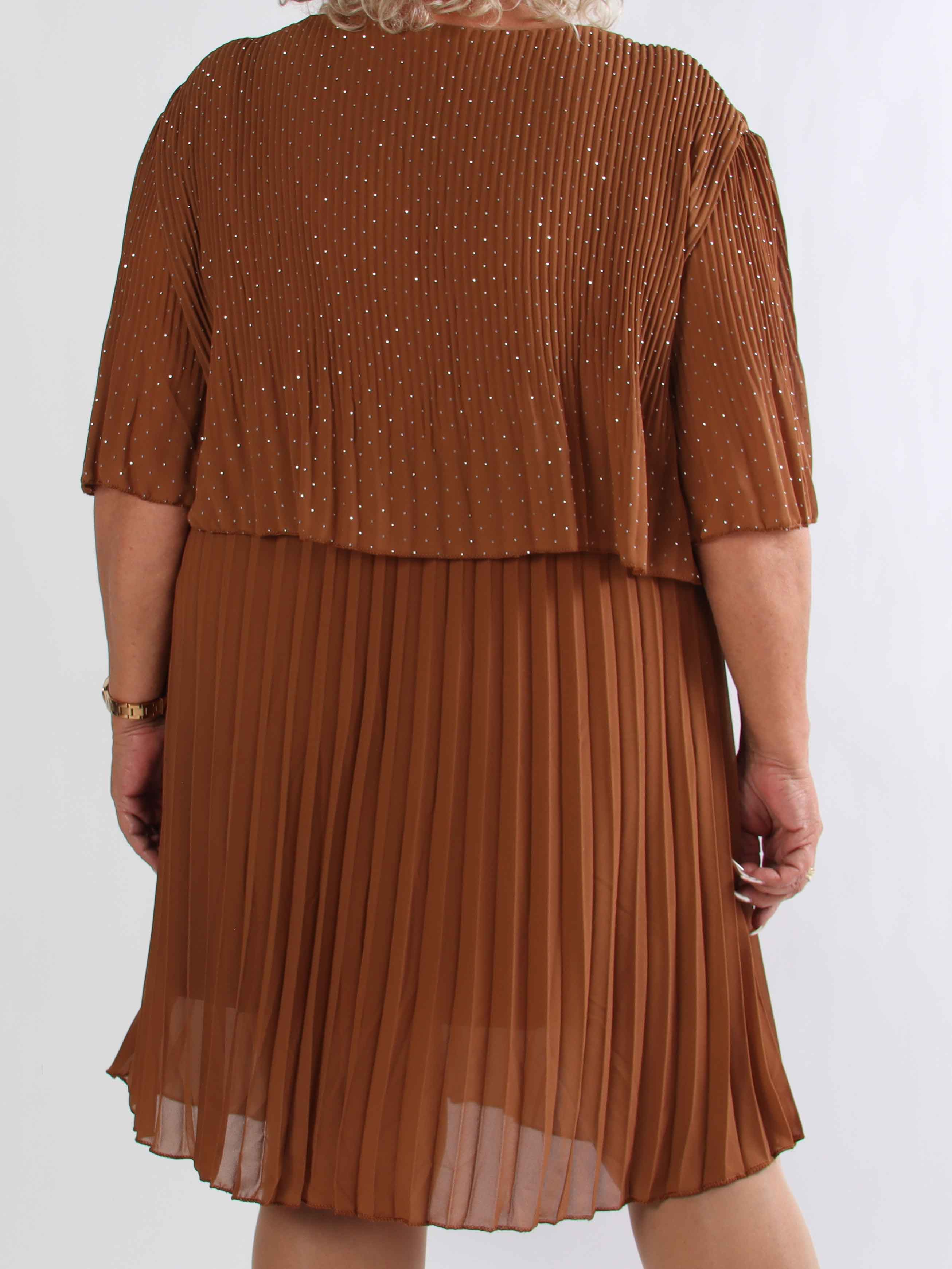 Kristina Crystal - Plisseret plus size kjole med similisten og flæselag