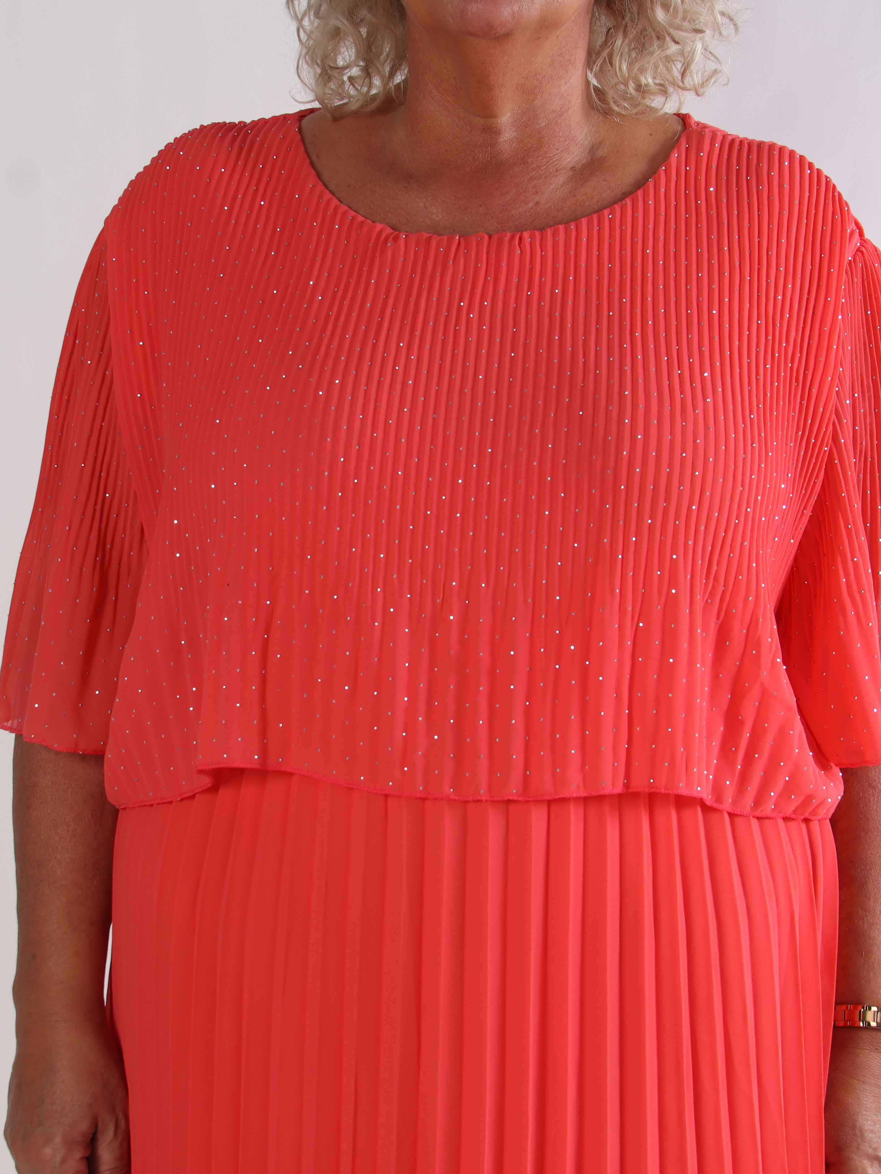 Kristina Crystal - Plisseret plus size kjole med similisten og flæselag