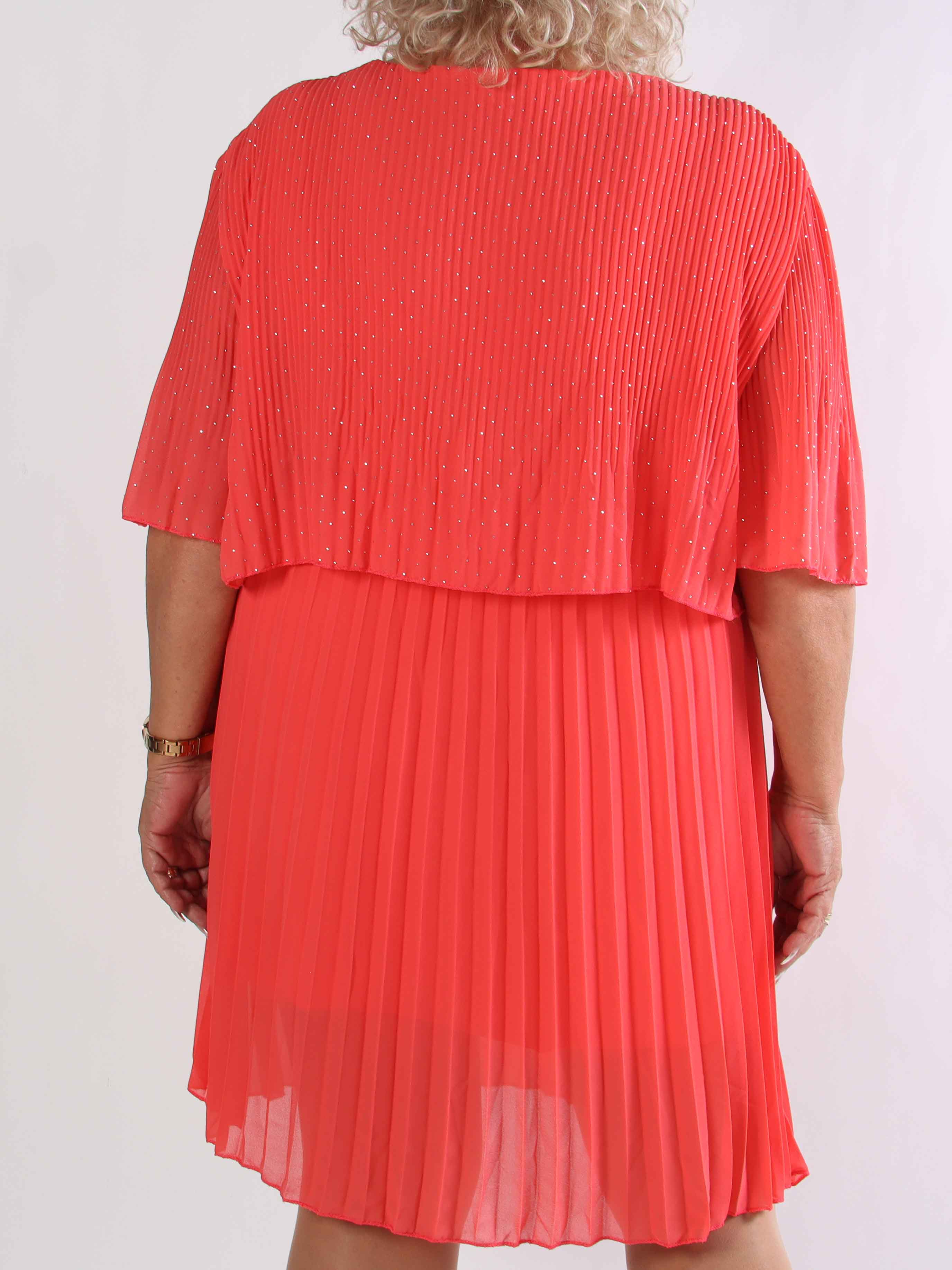 Kristina Crystal - Plisseret plus size kjole med similisten og flæselag