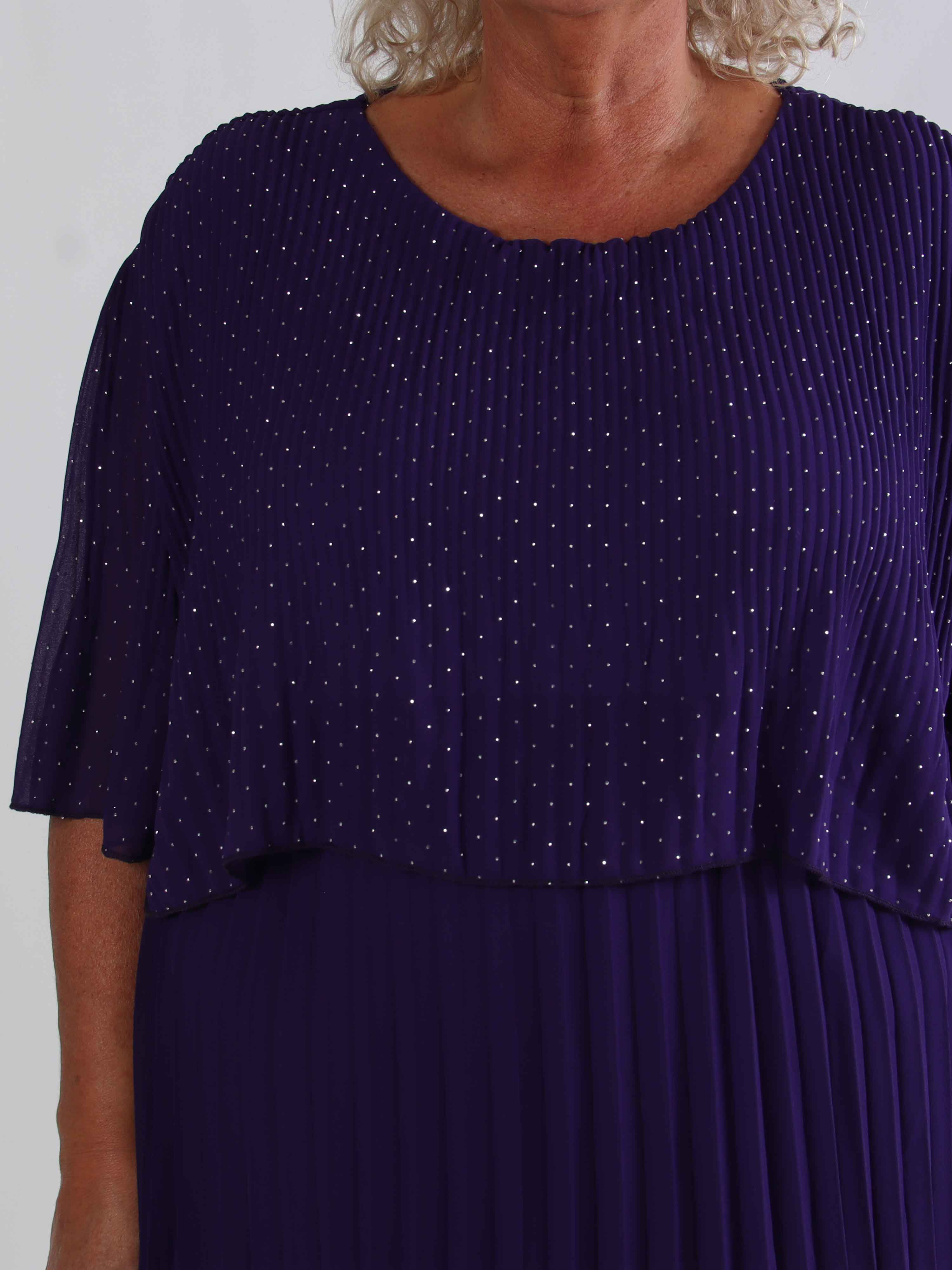 Kristina Crystal - Plisseret plus size kjole med similisten og flæselag