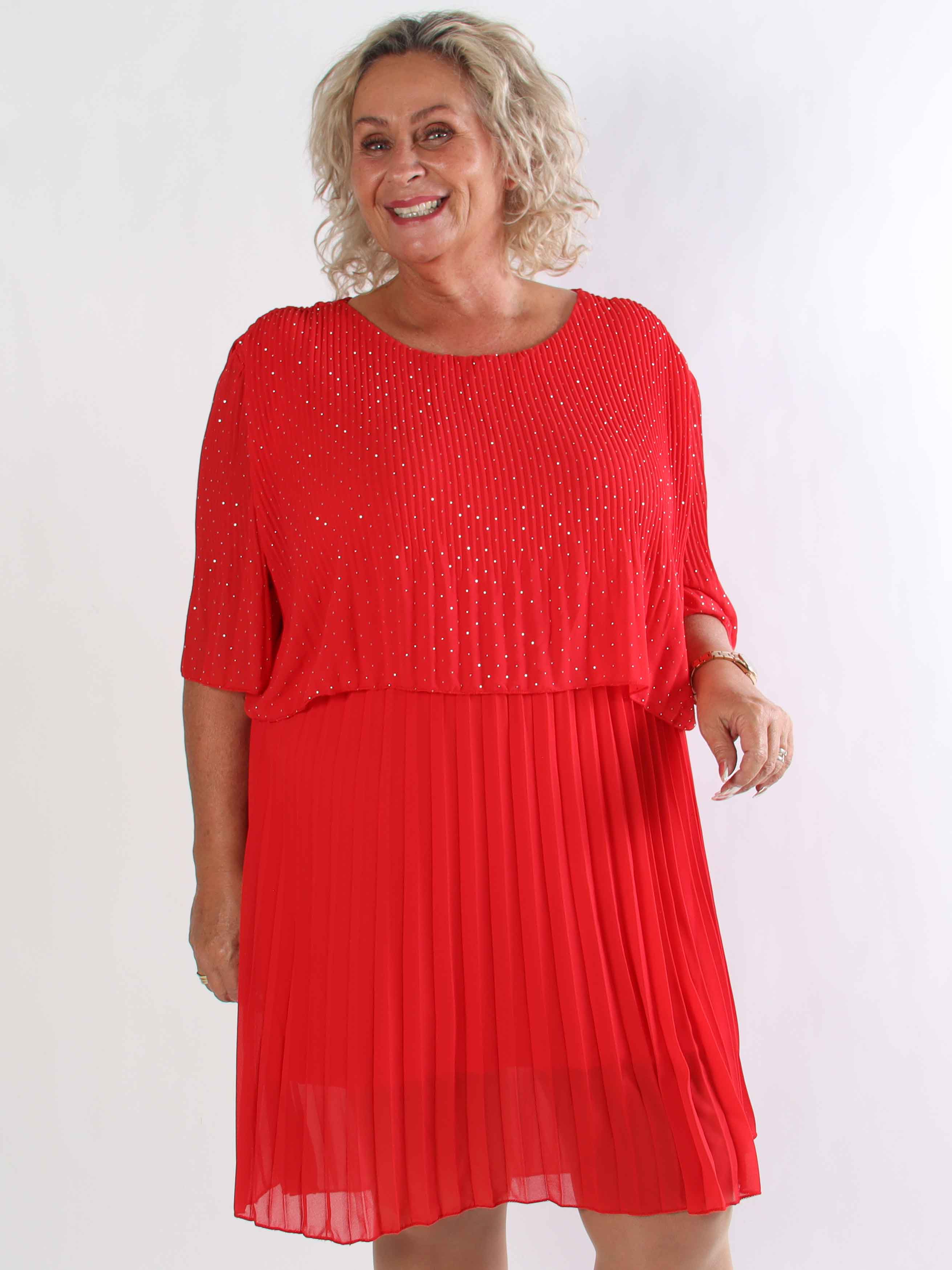 Kristina Crystal - Plisseret plus size kjole med similisten og flæselag