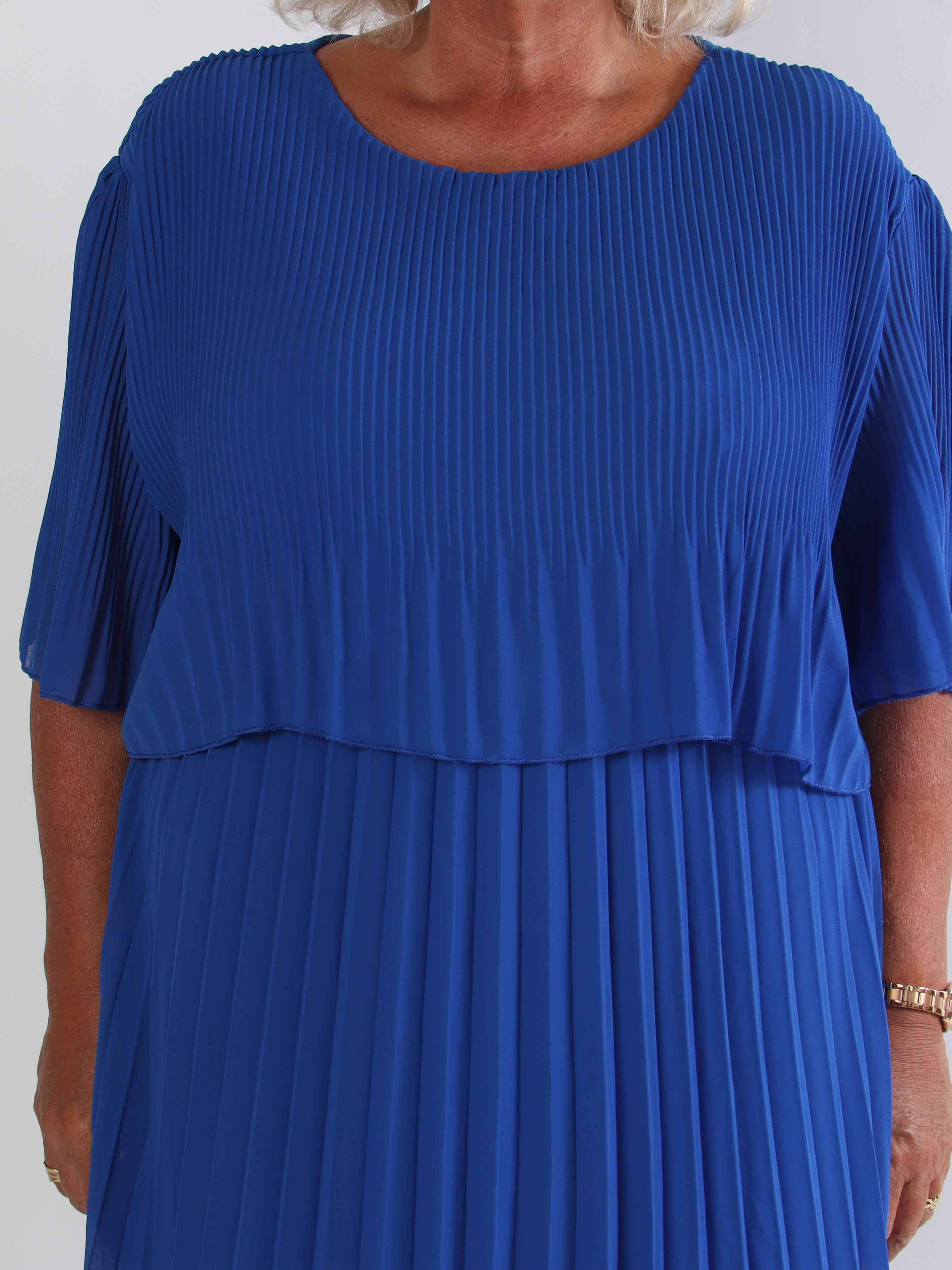 Kristina - Sød plisseret plus size kjole med flæselag