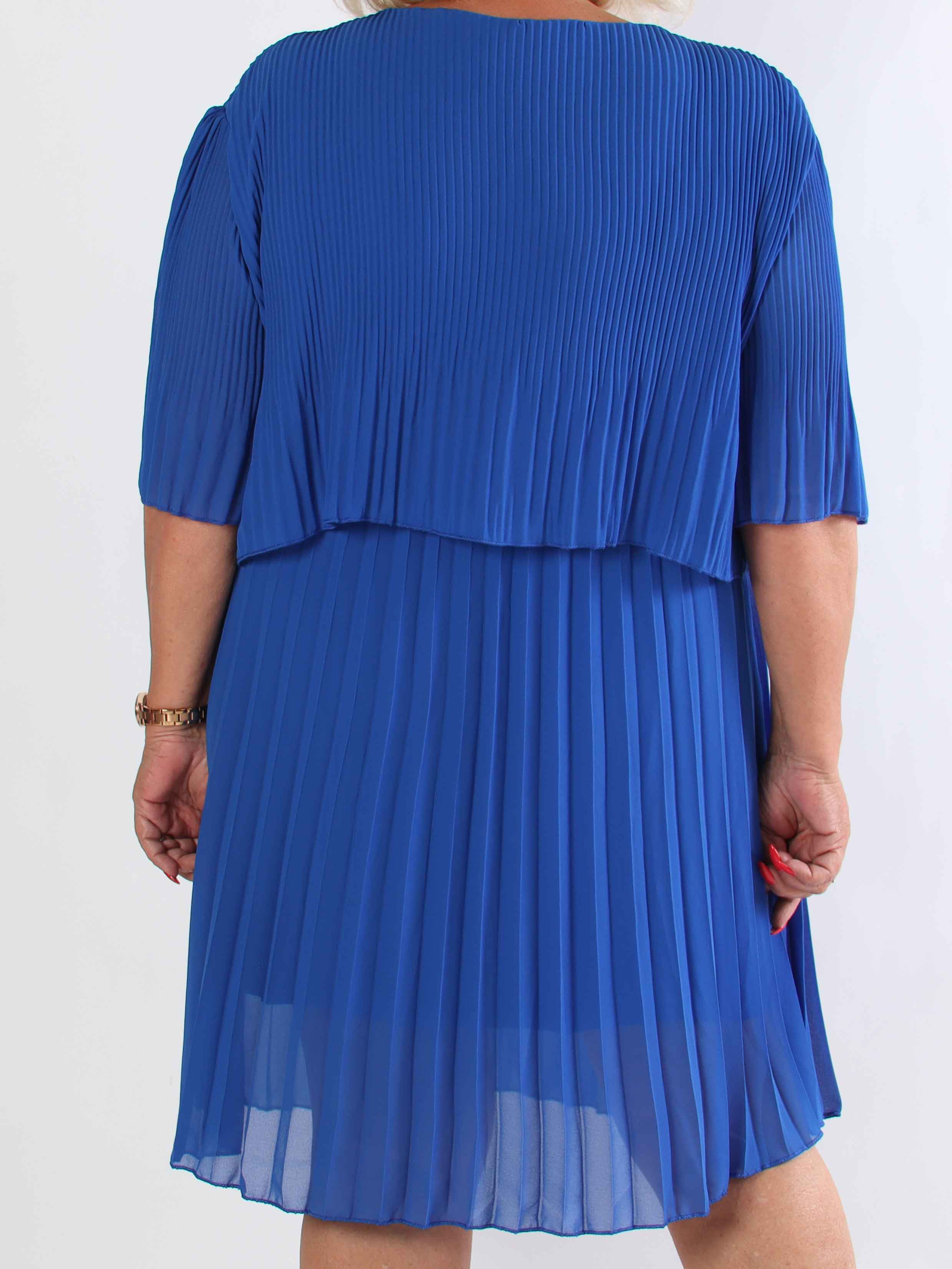 Kristina - Sød plisseret plus size kjole med flæselag