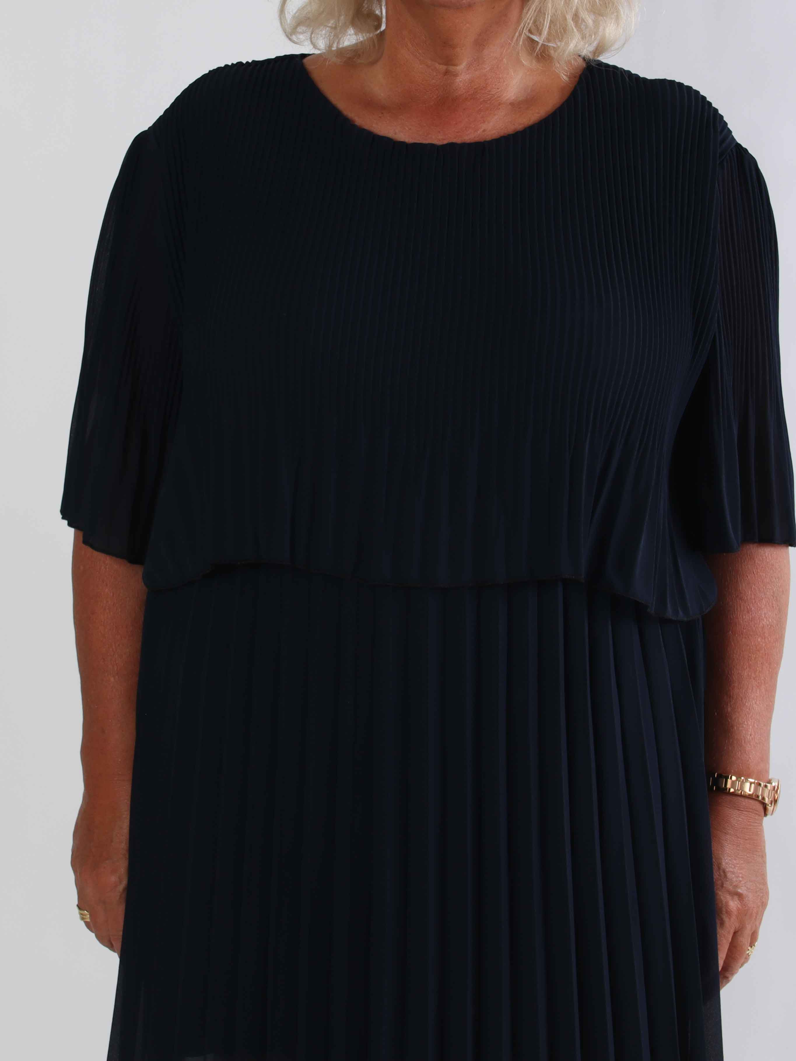 Kristina - Sød plisseret plus size kjole med flæselag