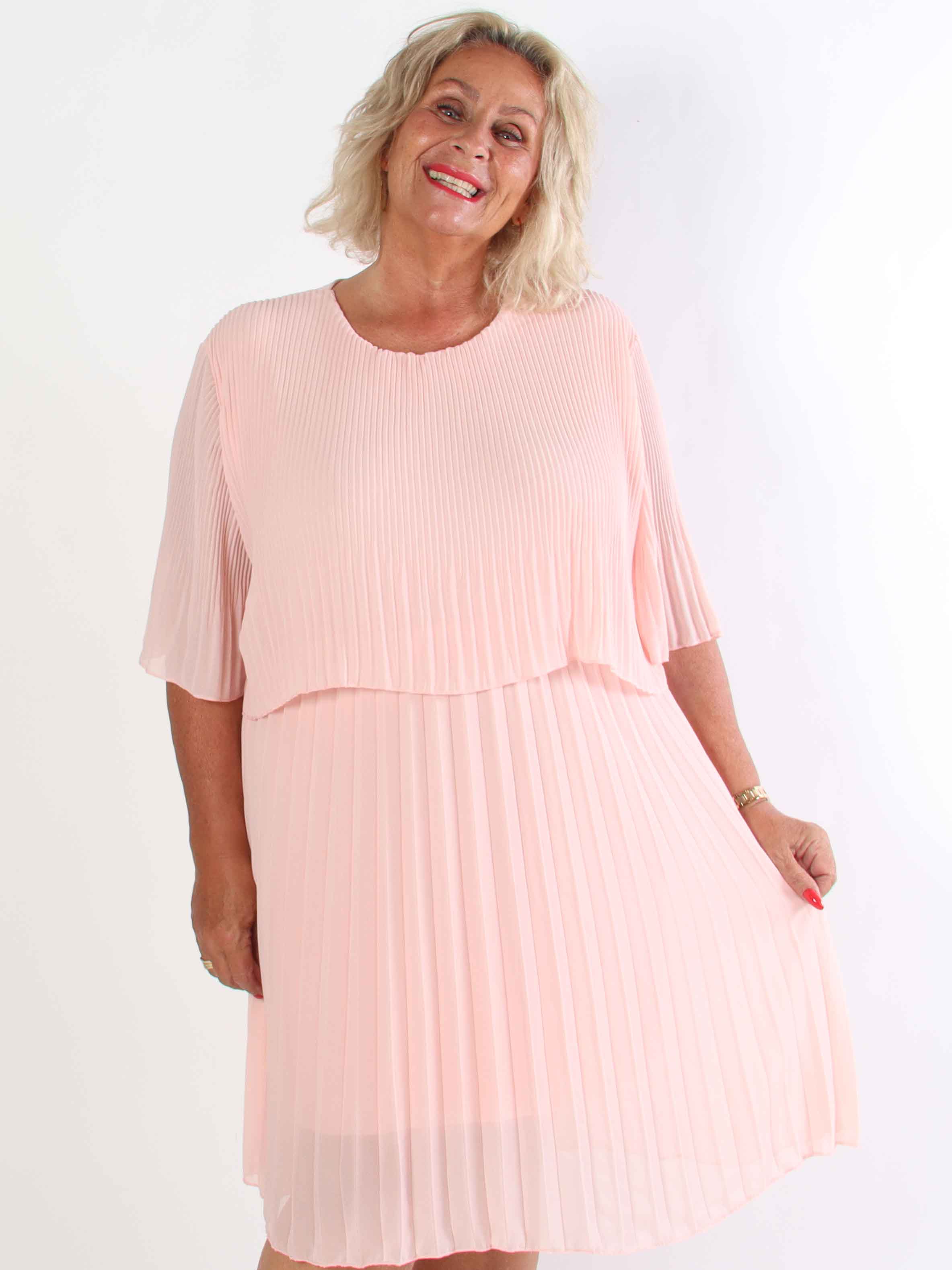 Kristina - Sød plisseret plus size kjole med flæselag