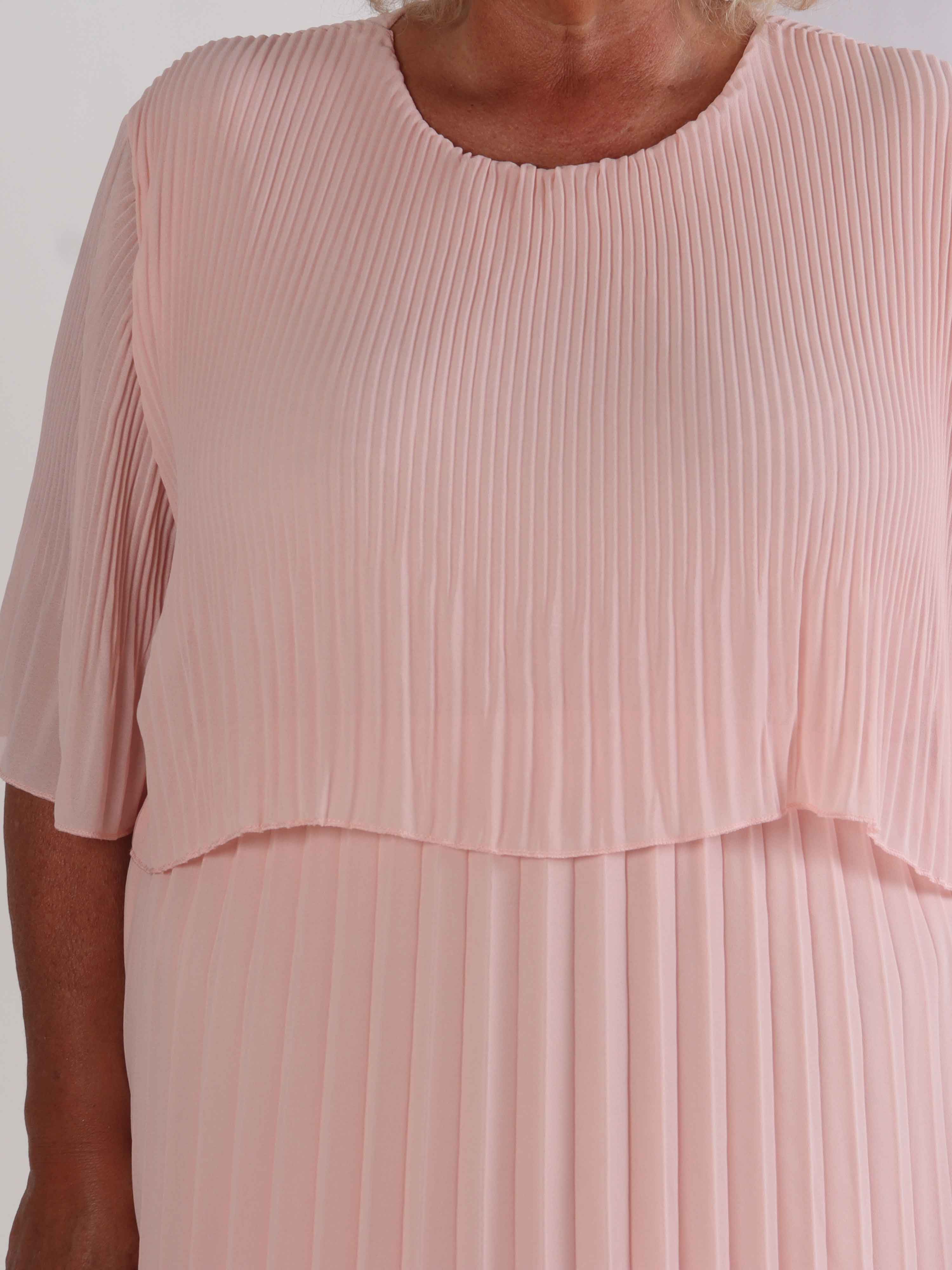 Kristina - Sød plisseret plus size kjole med flæselag