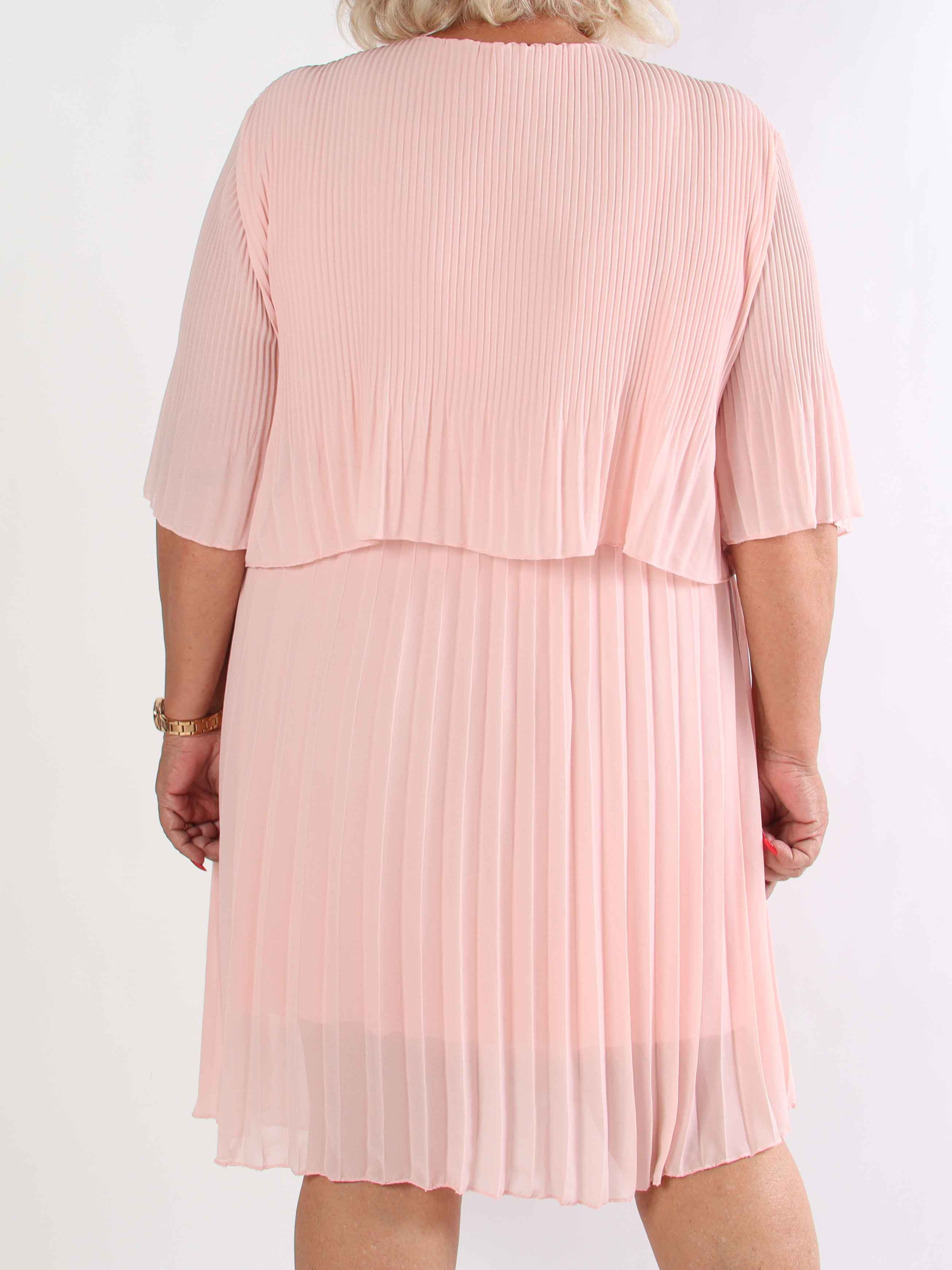 Kristina - Sød plisseret plus size kjole med flæselag