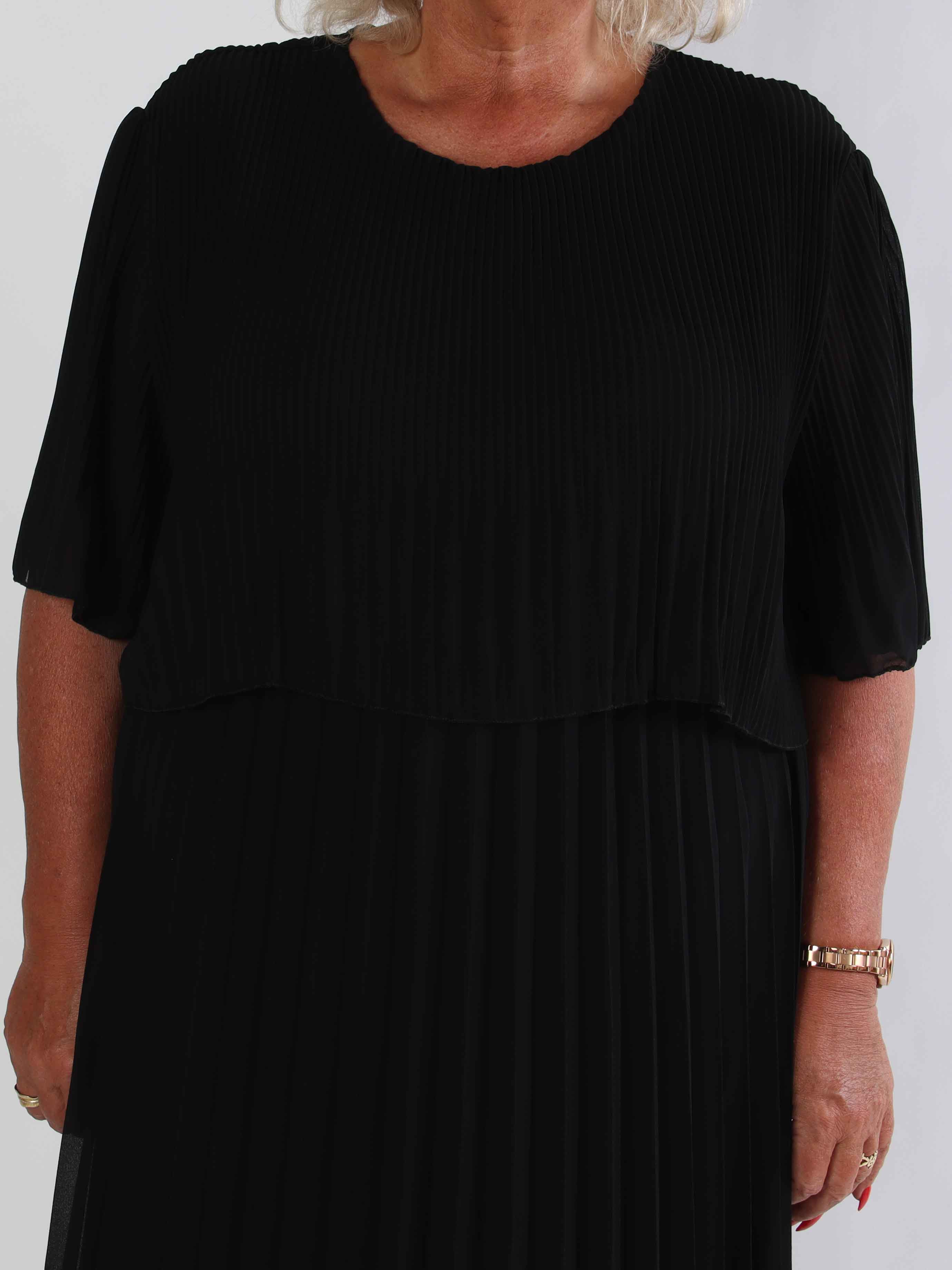 Kristina - Sød plisseret plus size kjole med flæselag