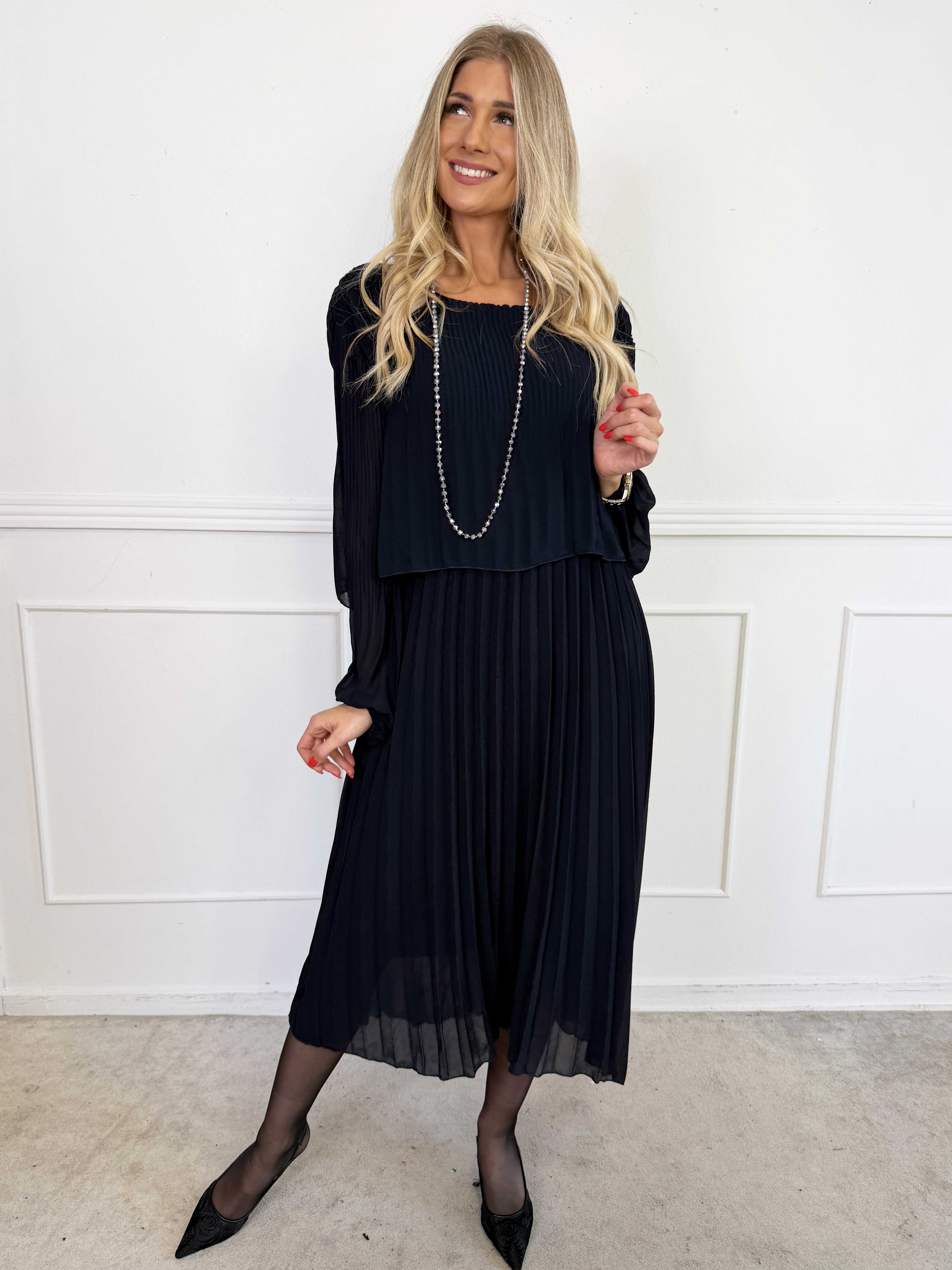 Kristina Long - Langærmet kjole med plisseringer i to lag