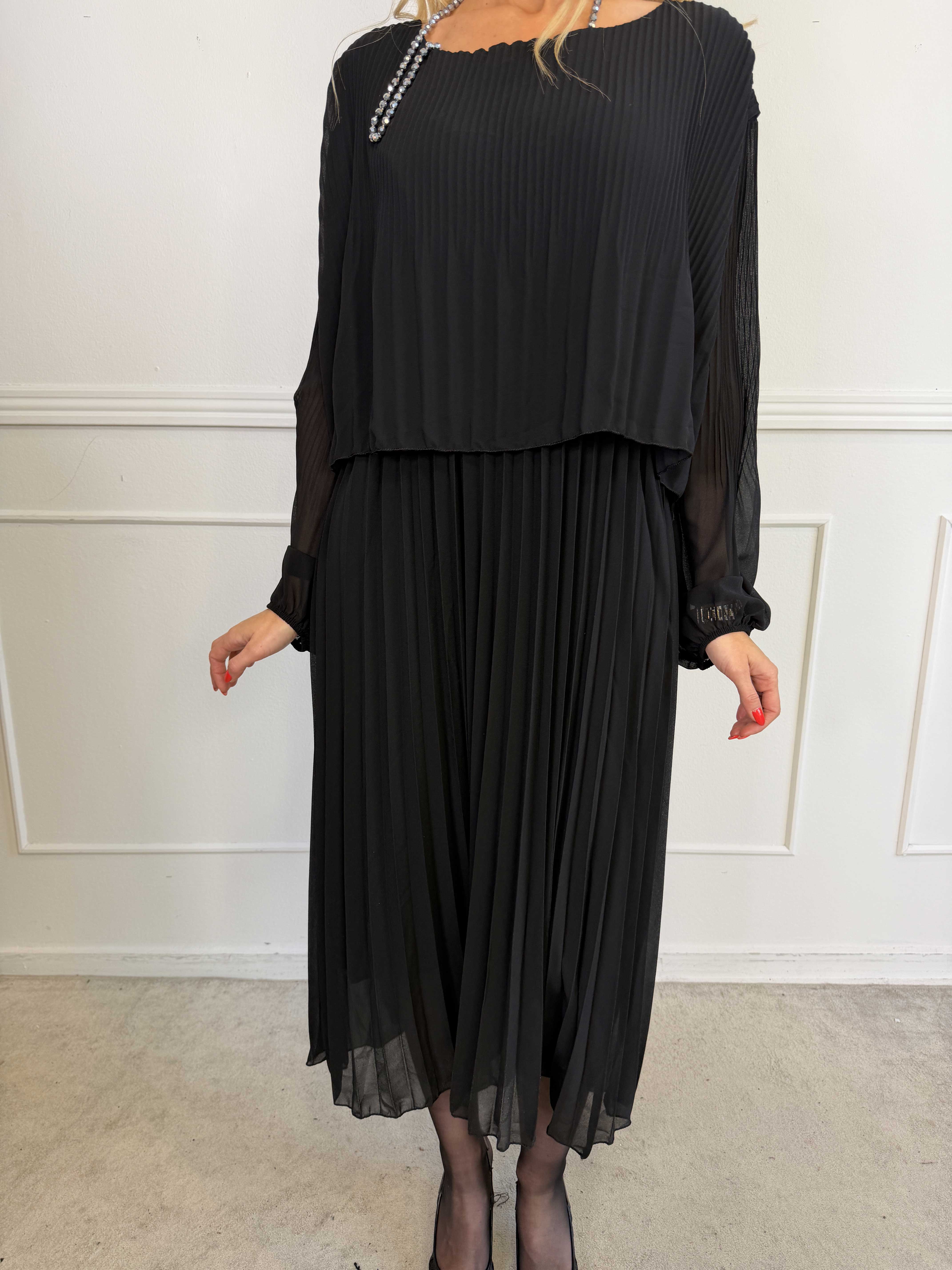 Kristina Long - Langærmet kjole med plisseringer i to lag