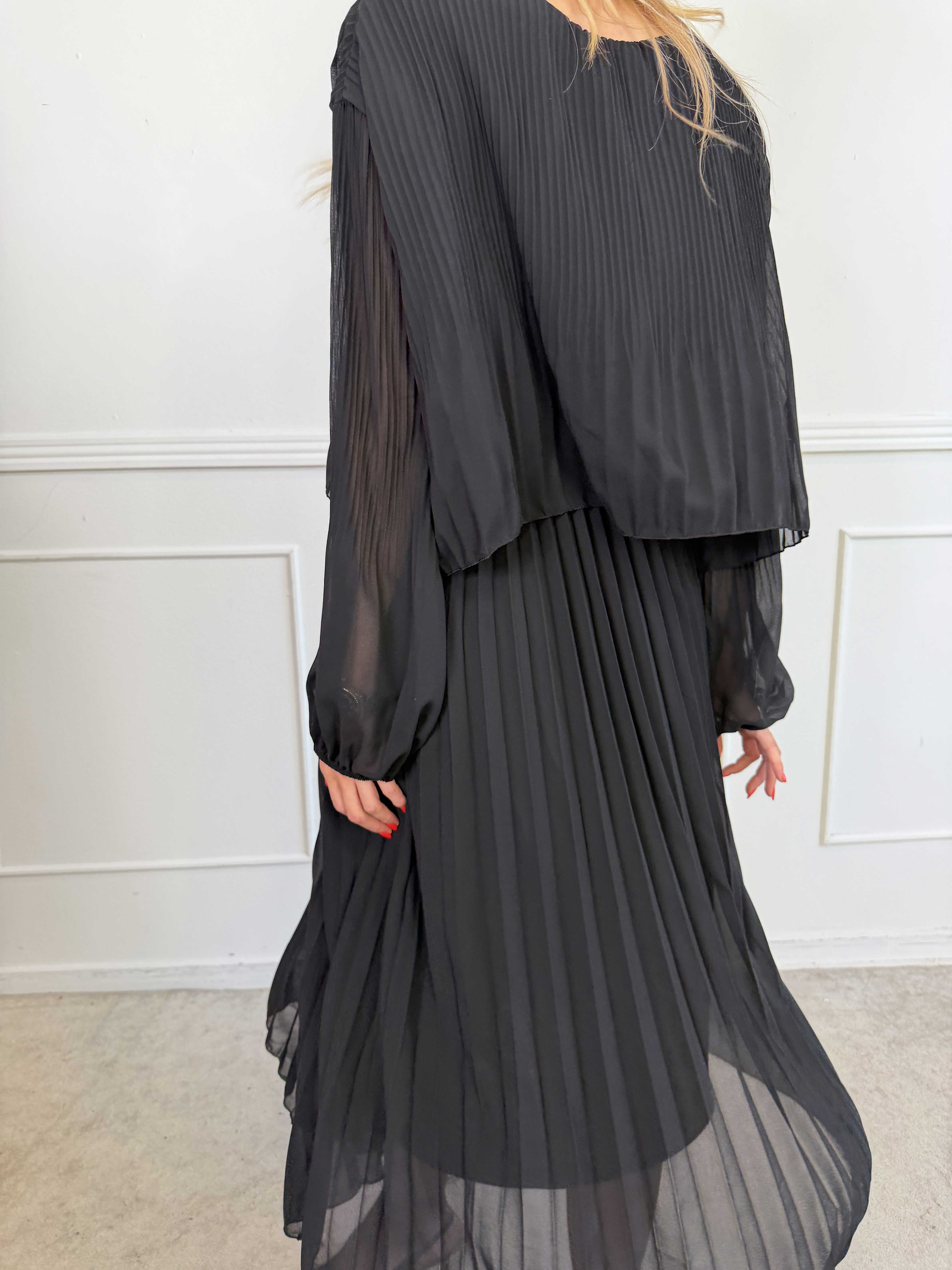 Kristina Long - Langærmet kjole med plisseringer i to lag