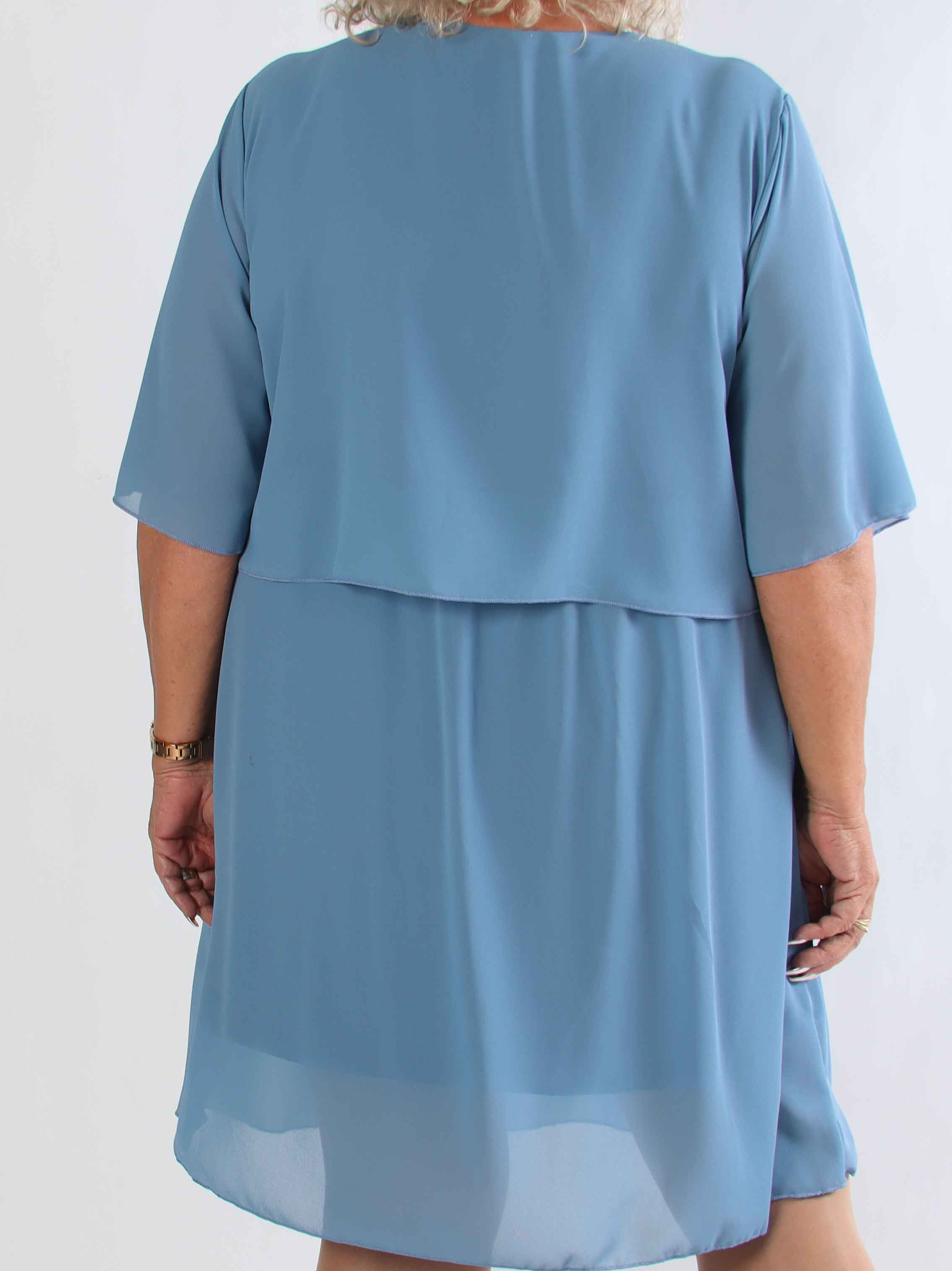 Kristina Plain - Sød plain plus size kjole i chiffon med flæselag