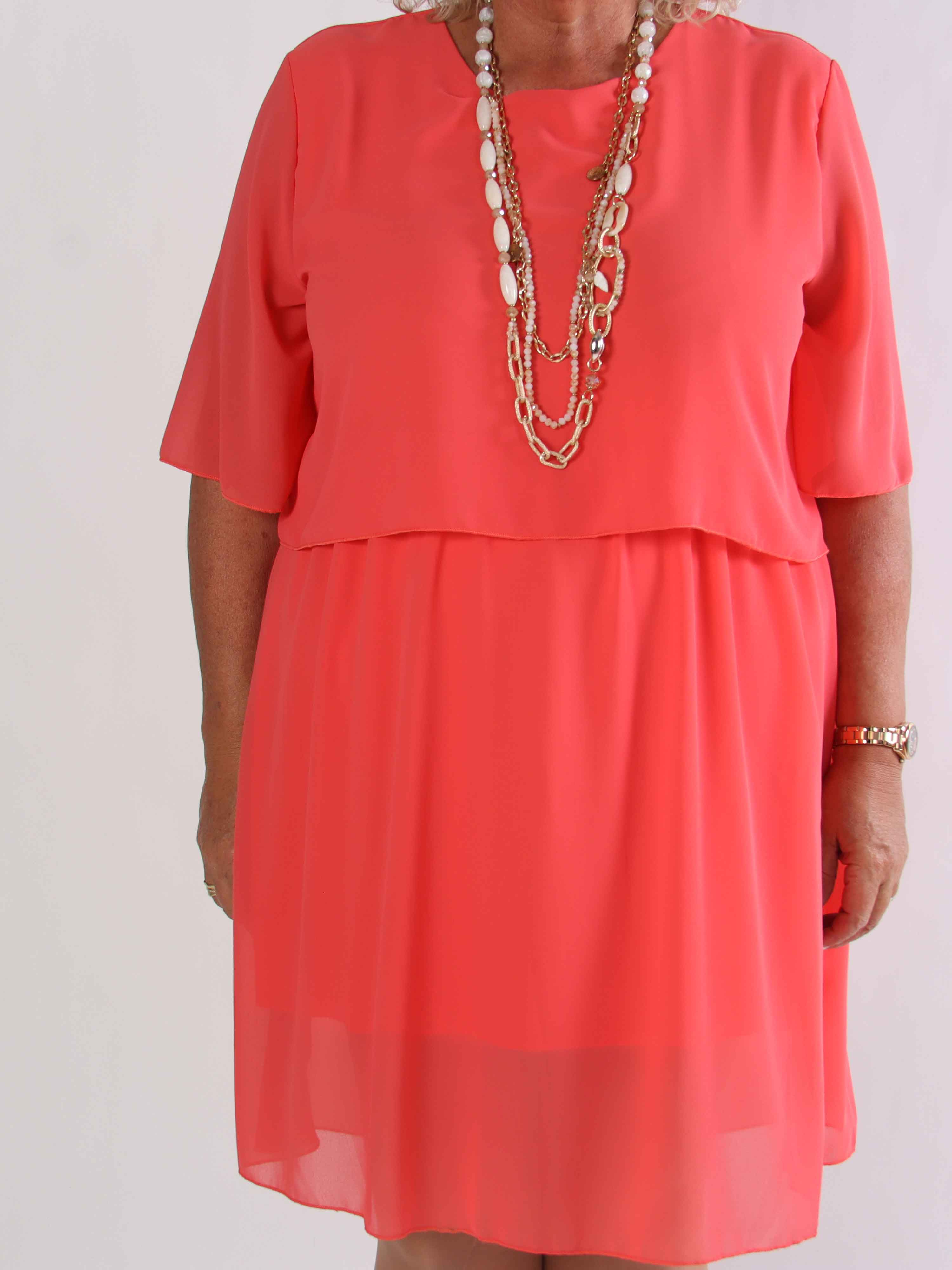 Kristina Plain - Sød plain plus size kjole i chiffon med flæselag